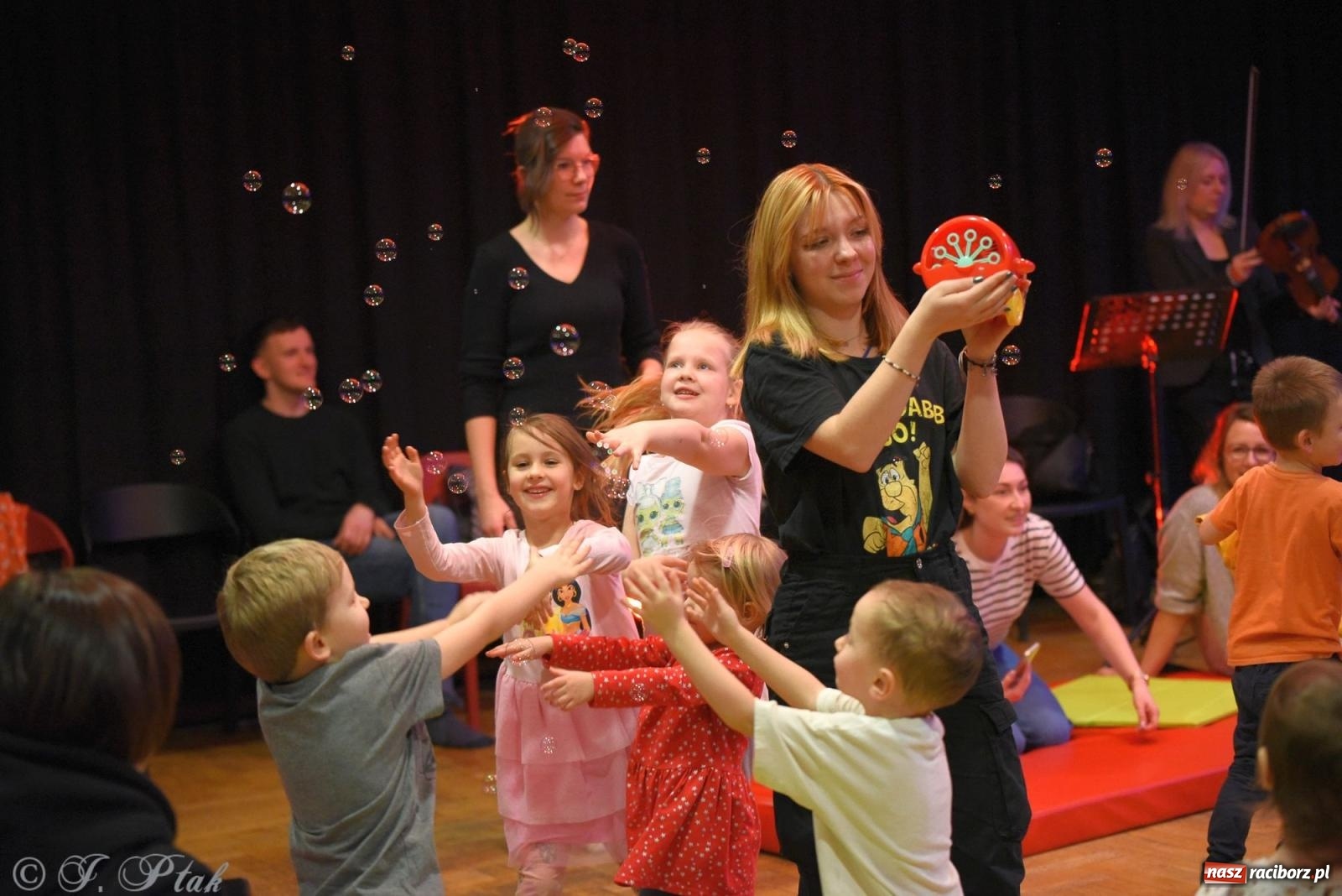 Zdjęcie w galerii na portalu naszraciborz.pl: Maluchy w krainie dźwięku i instrument niespodzianka wiadomości z regionu