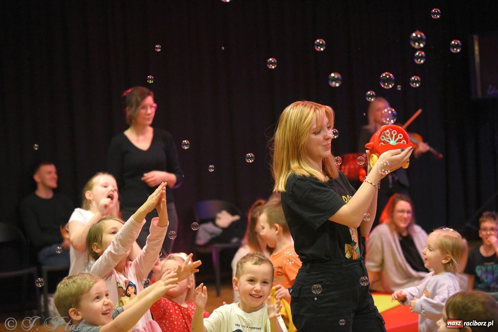Zdjęcie w galerii na portalu naszraciborz.pl: Maluchy w krainie dźwięku i instrument niespodzianka wiadomości z regionu