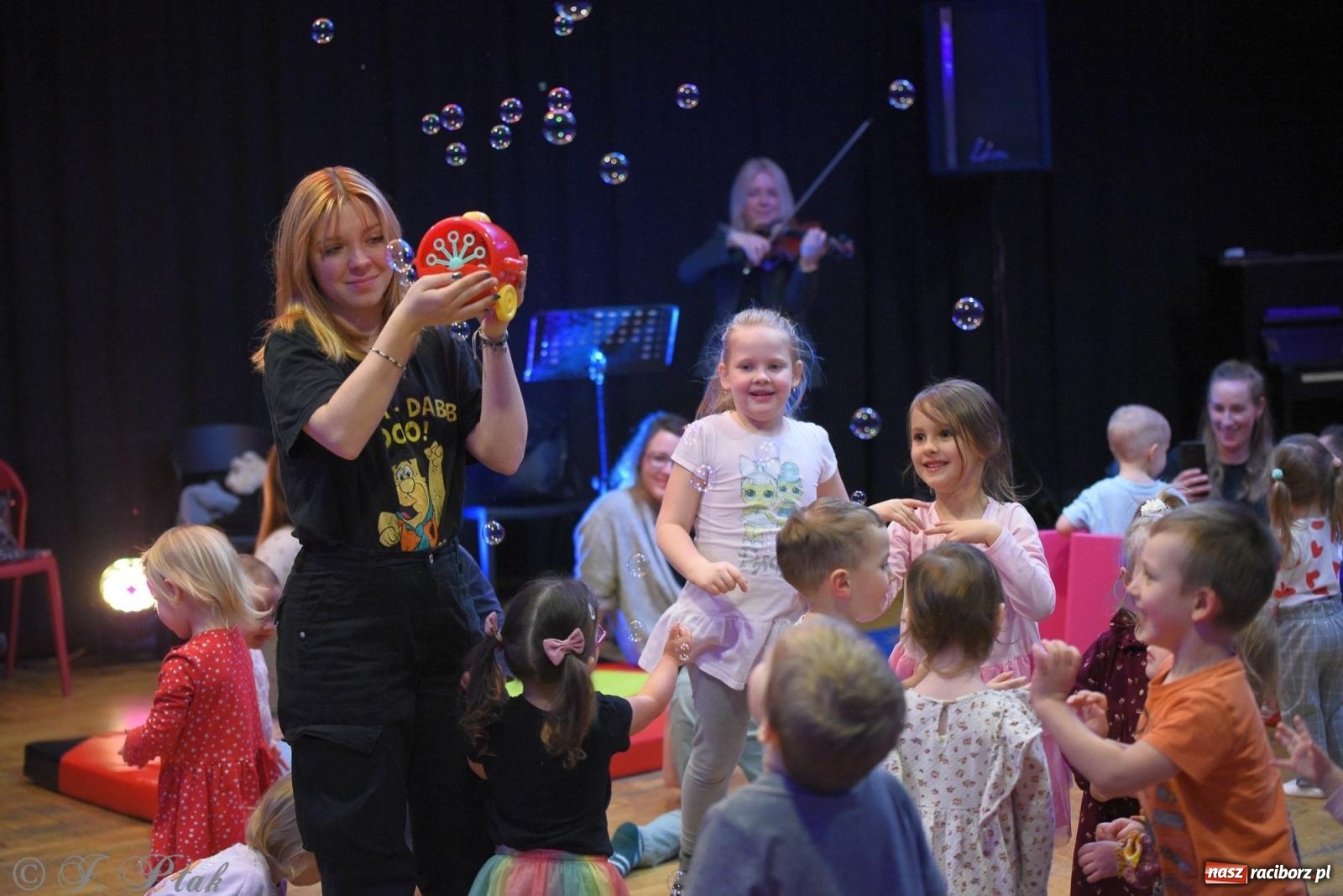 Zdjęcie w galerii na portalu naszraciborz.pl: Maluchy w krainie dźwięku i instrument niespodzianka wiadomości z regionu