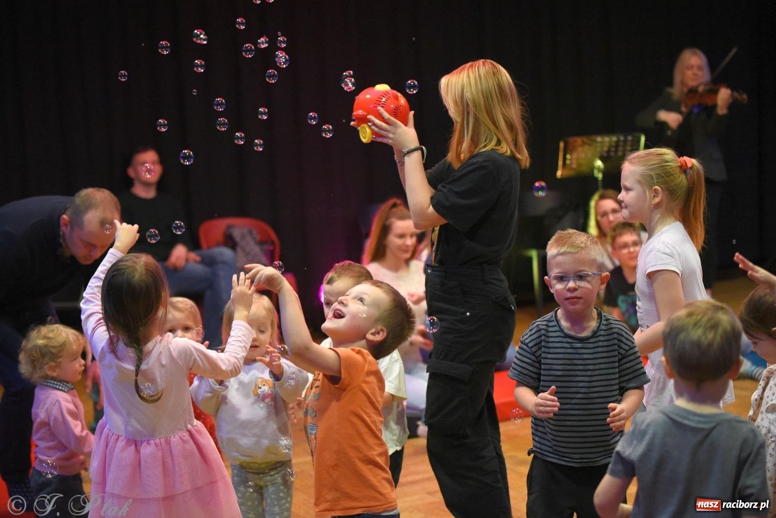 Zdjęcie w galerii na portalu naszraciborz.pl: Maluchy w krainie dźwięku i instrument niespodzianka wiadomości z regionu