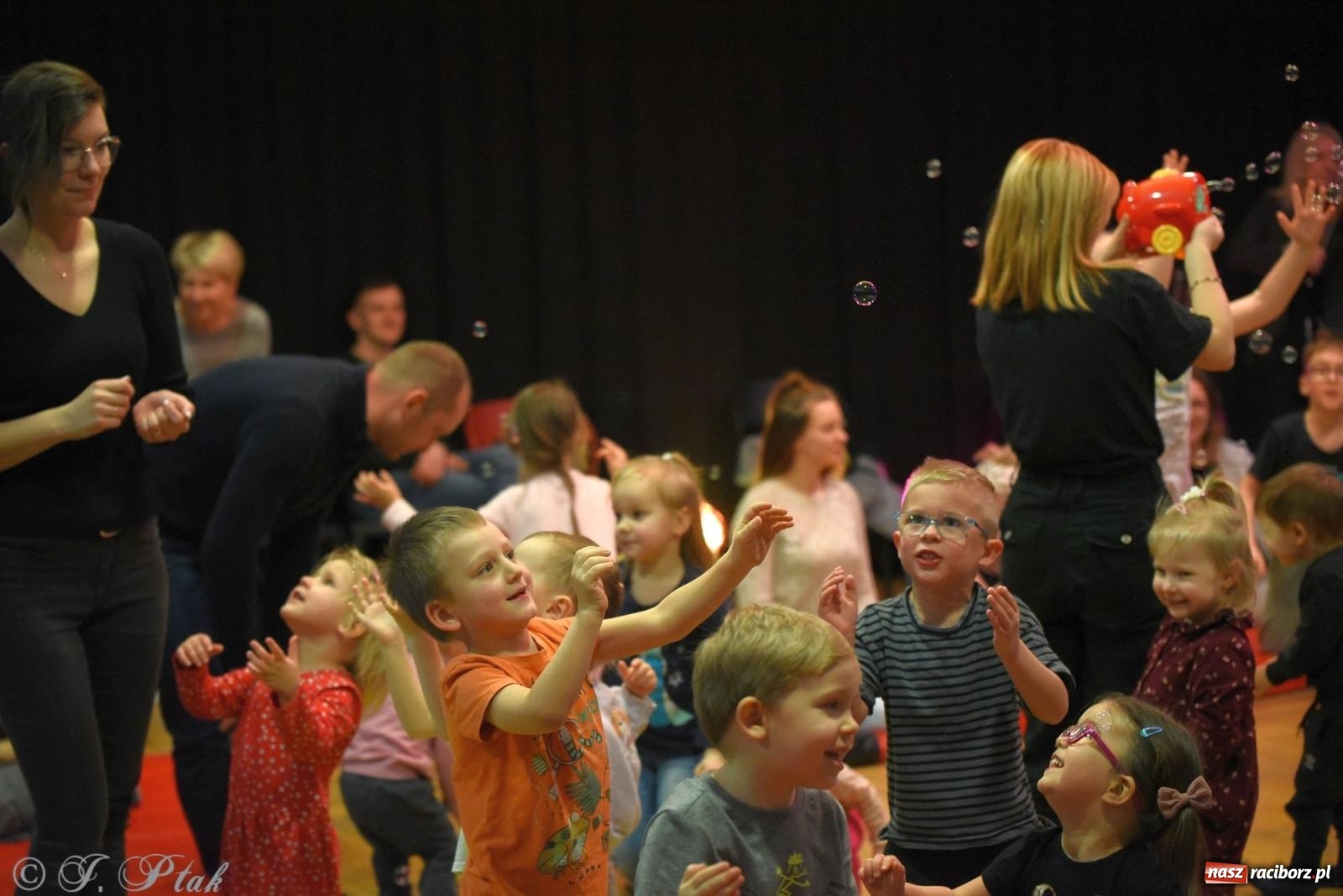 Zdjęcie w galerii na portalu naszraciborz.pl: Maluchy w krainie dźwięku i instrument niespodzianka wiadomości z regionu