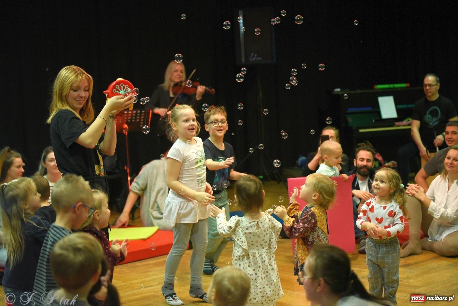 Zdjęcie w galerii na portalu naszraciborz.pl: Maluchy w krainie dźwięku i instrument niespodzianka wiadomości z regionu