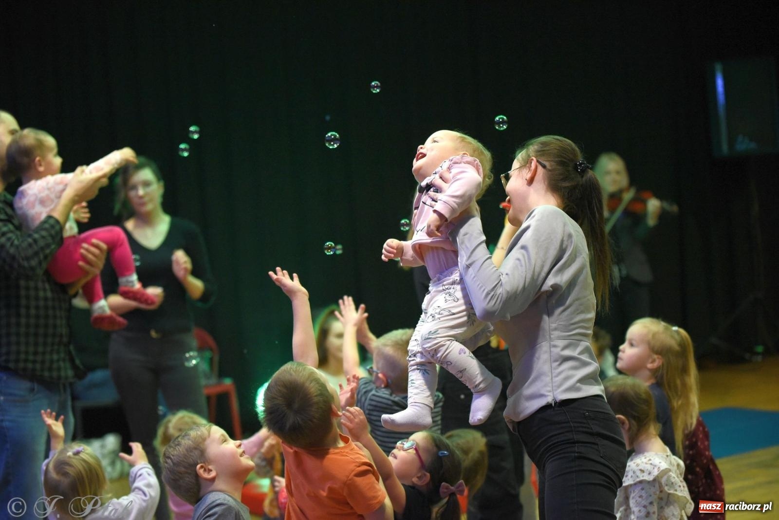 Zdjęcie w galerii na portalu naszraciborz.pl: Maluchy w krainie dźwięku i instrument niespodzianka wiadomości z regionu