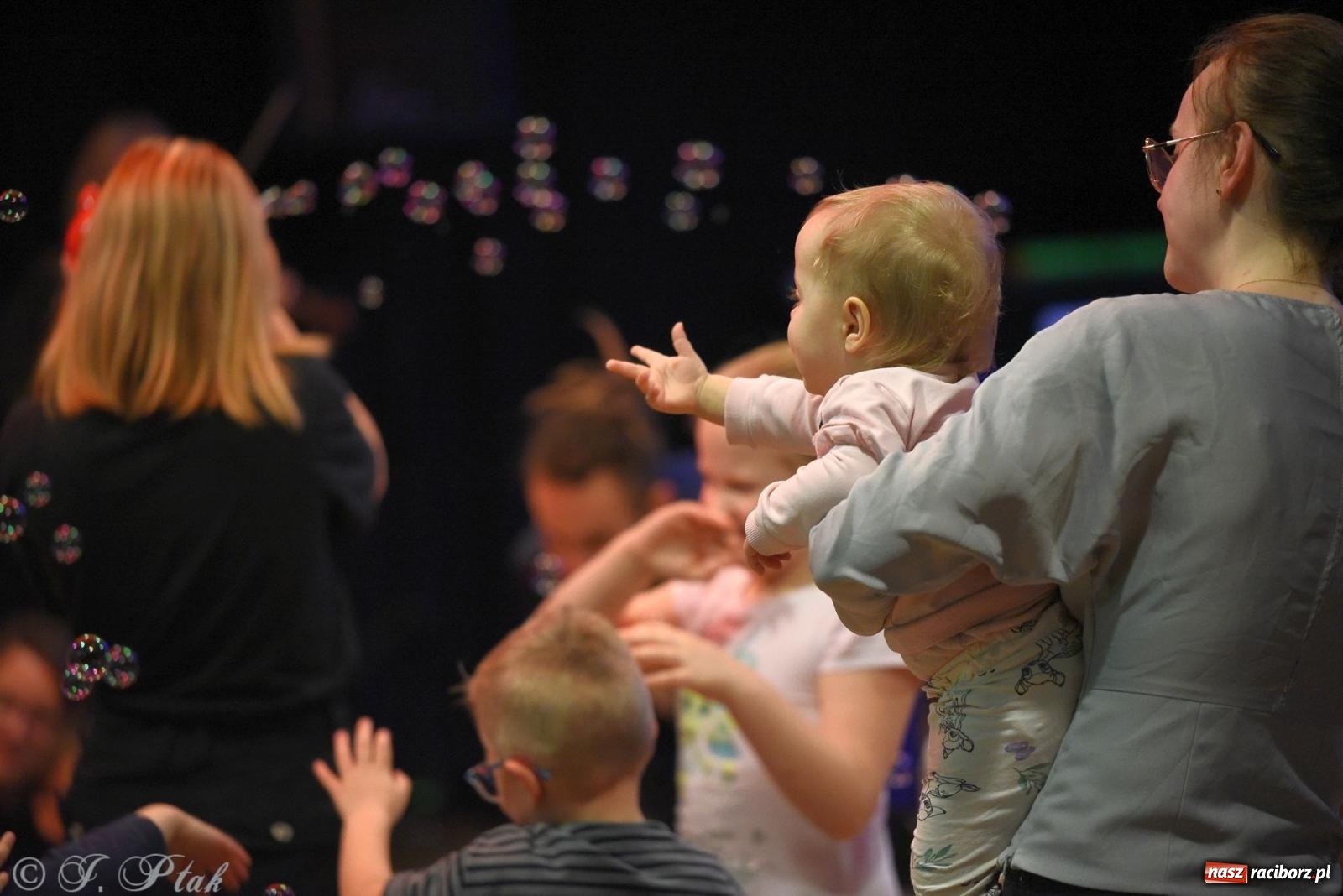 Zdjęcie w galerii na portalu naszraciborz.pl: Maluchy w krainie dźwięku i instrument niespodzianka wiadomości z regionu