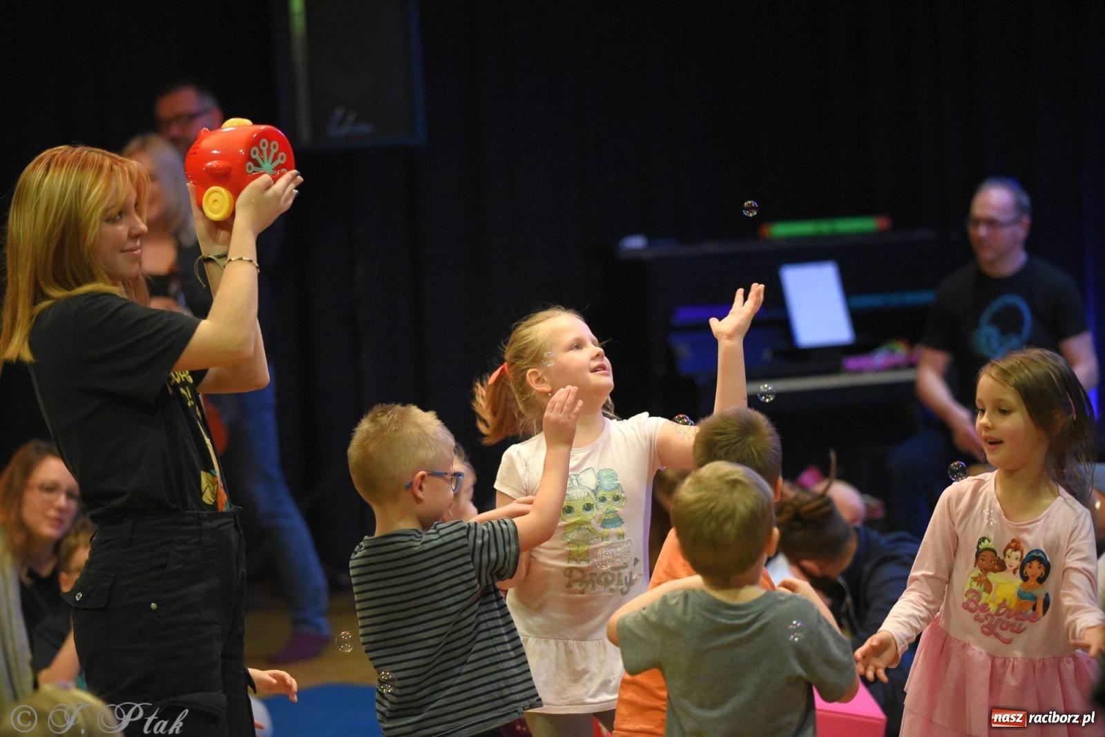 Zdjęcie w galerii na portalu naszraciborz.pl: Maluchy w krainie dźwięku i instrument niespodzianka wiadomości z regionu