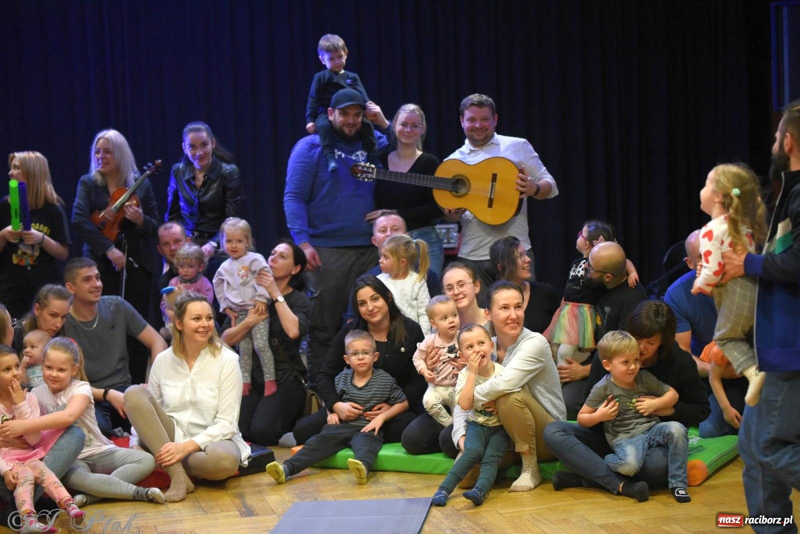 Zdjęcie w galerii na portalu naszraciborz.pl: Maluchy w krainie dźwięku i instrument niespodzianka wiadomości z regionu