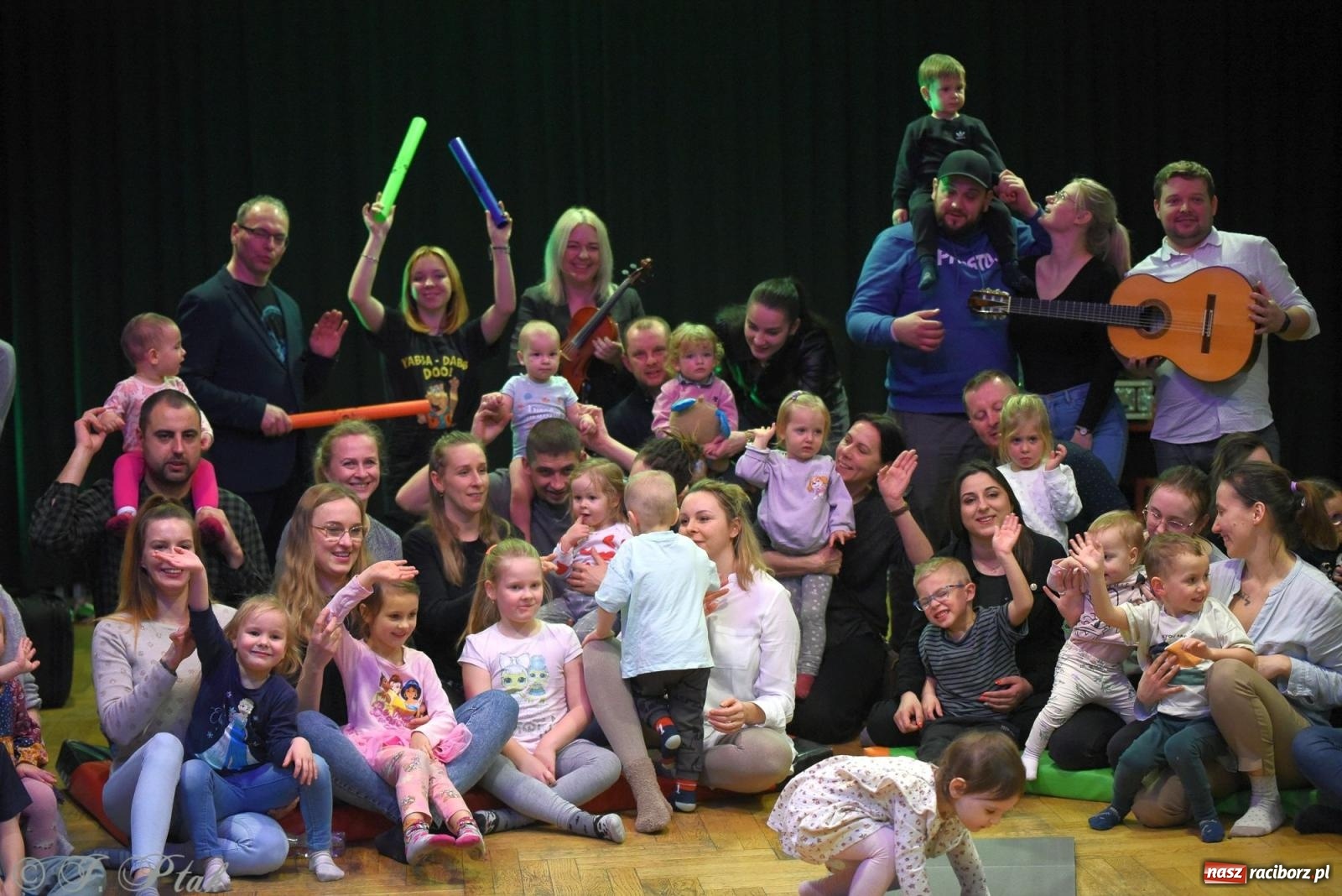Zdjęcie w galerii na portalu naszraciborz.pl: Maluchy w krainie dźwięku i instrument niespodzianka wiadomości z regionu