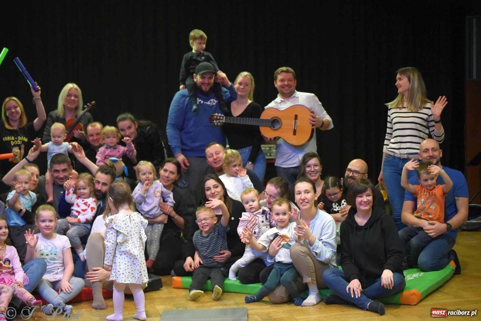 Zdjęcie w galerii na portalu naszraciborz.pl: Maluchy w krainie dźwięku i instrument niespodzianka wiadomości z regionu