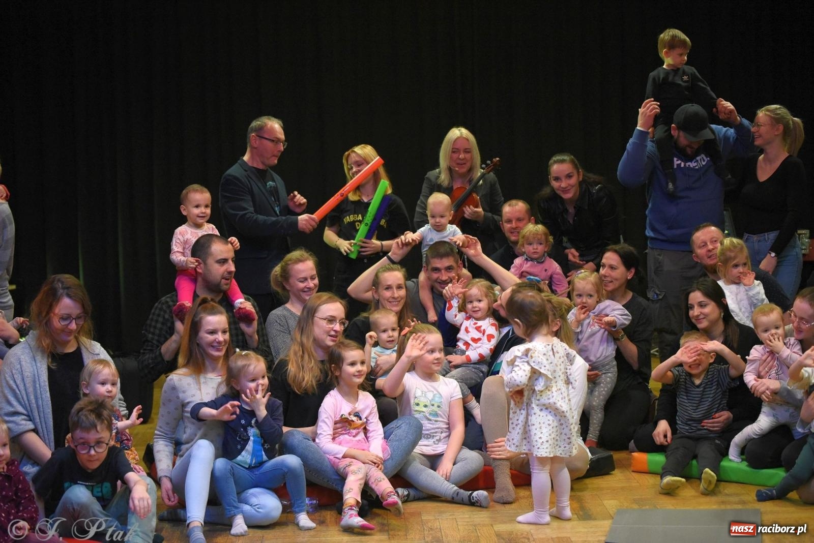 Zdjęcie w galerii na portalu naszraciborz.pl: Maluchy w krainie dźwięku i instrument niespodzianka wiadomości z regionu