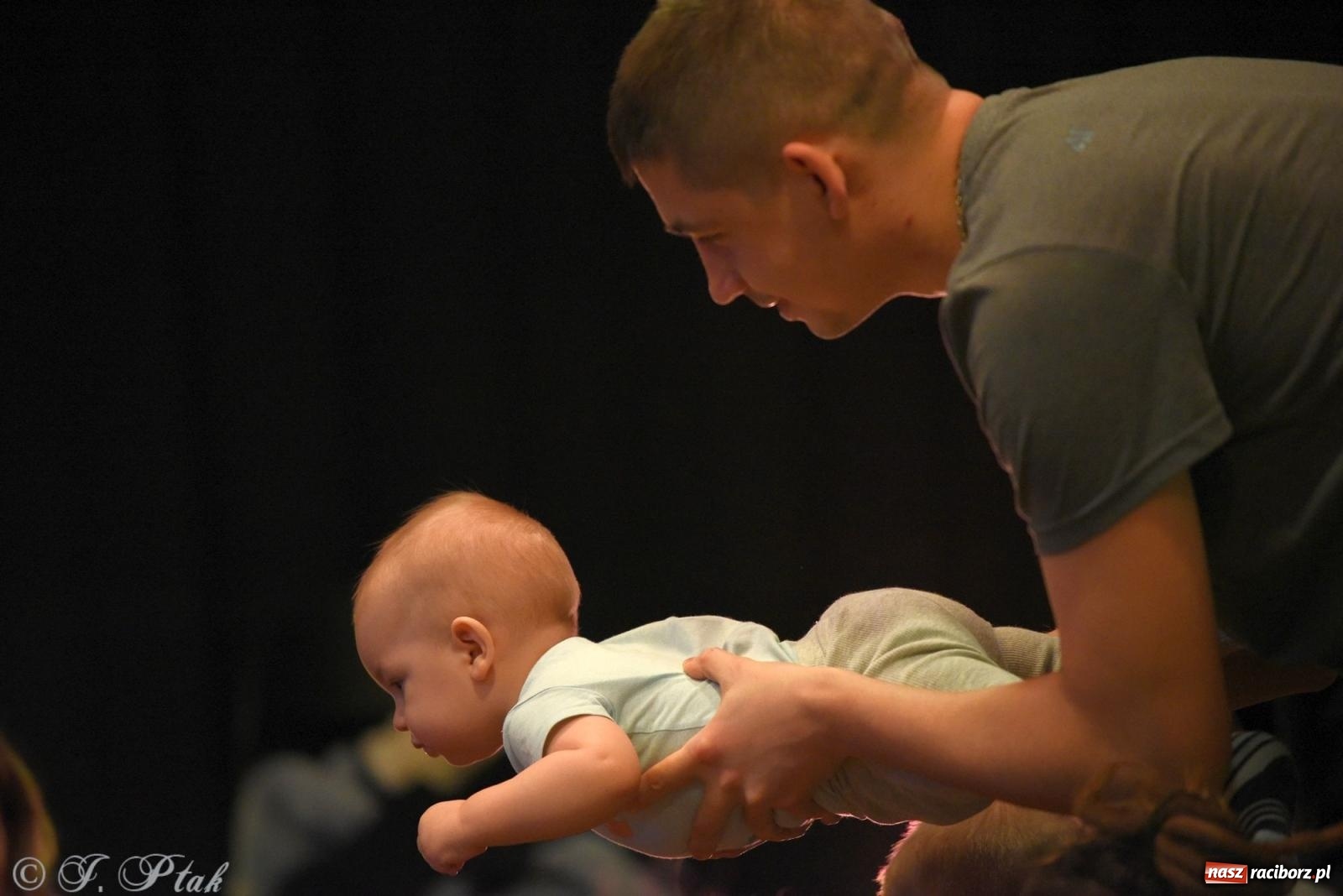 Zdjęcie w galerii na portalu naszraciborz.pl: Maluchy w krainie dźwięku i instrument niespodzianka wiadomości z regionu