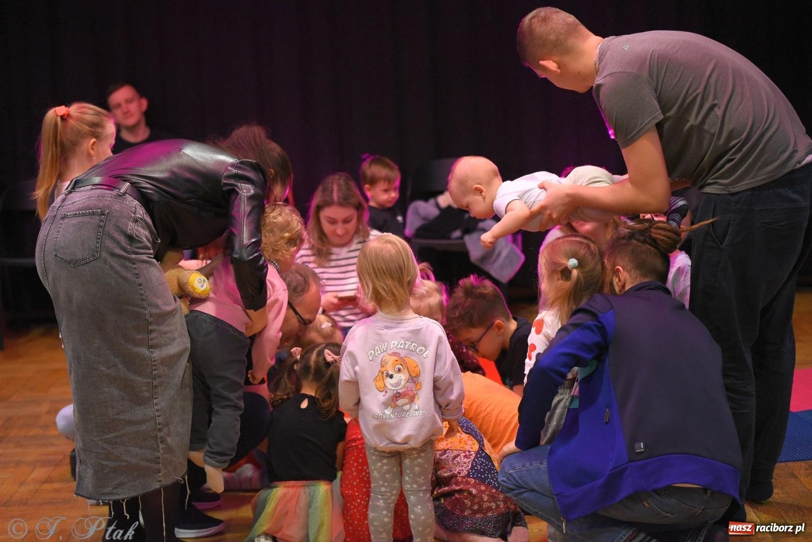 Zdjęcie w galerii na portalu naszraciborz.pl: Maluchy w krainie dźwięku i instrument niespodzianka wiadomości z regionu