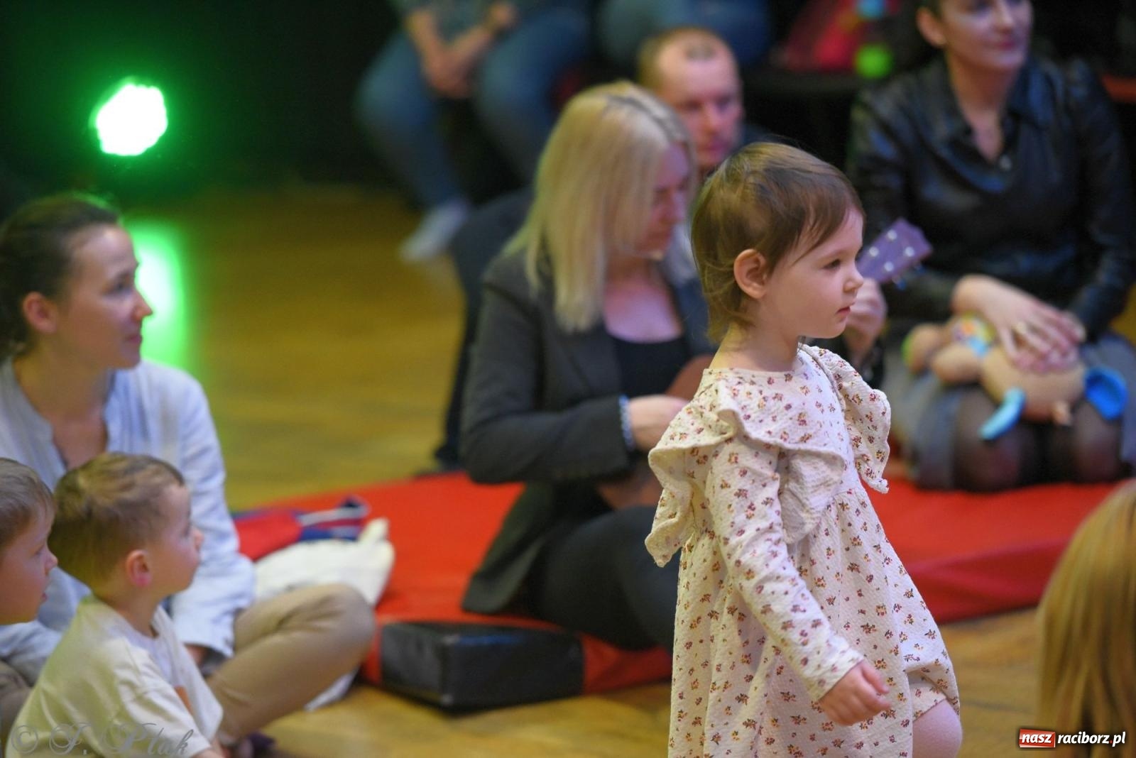 Zdjęcie w galerii na portalu naszraciborz.pl: Maluchy w krainie dźwięku i instrument niespodzianka wiadomości z regionu