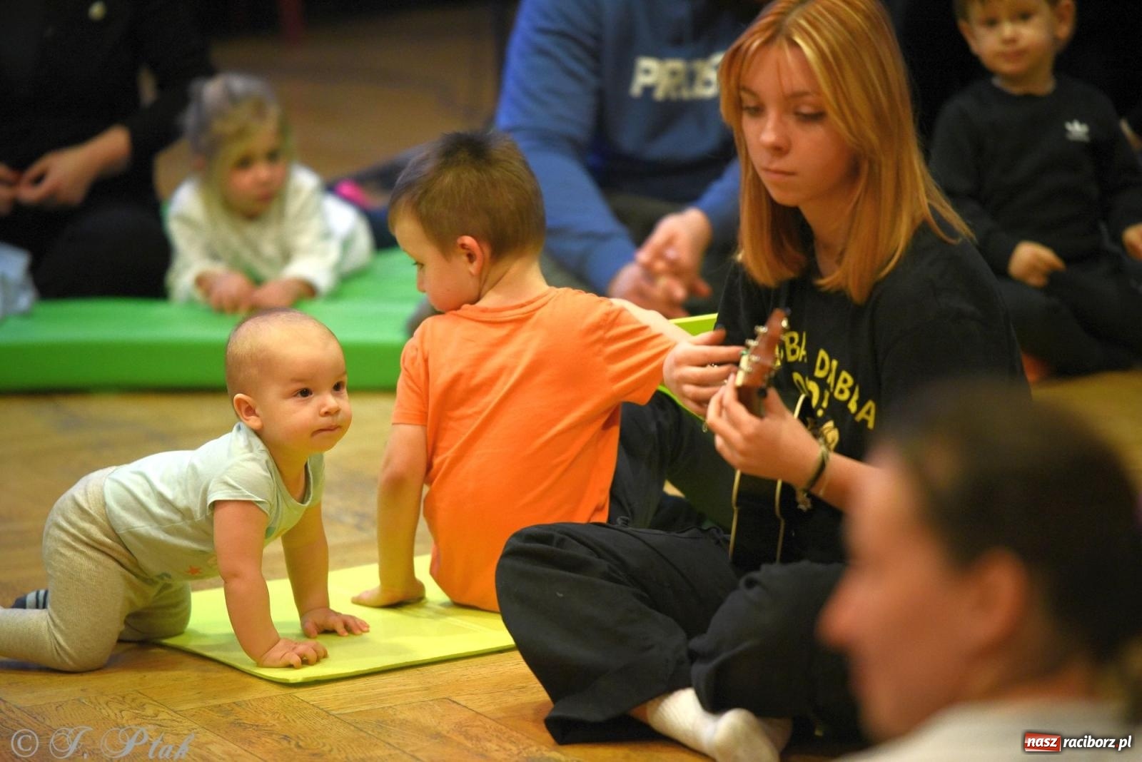 Zdjęcie w galerii na portalu naszraciborz.pl: Maluchy w krainie dźwięku i instrument niespodzianka wiadomości z regionu