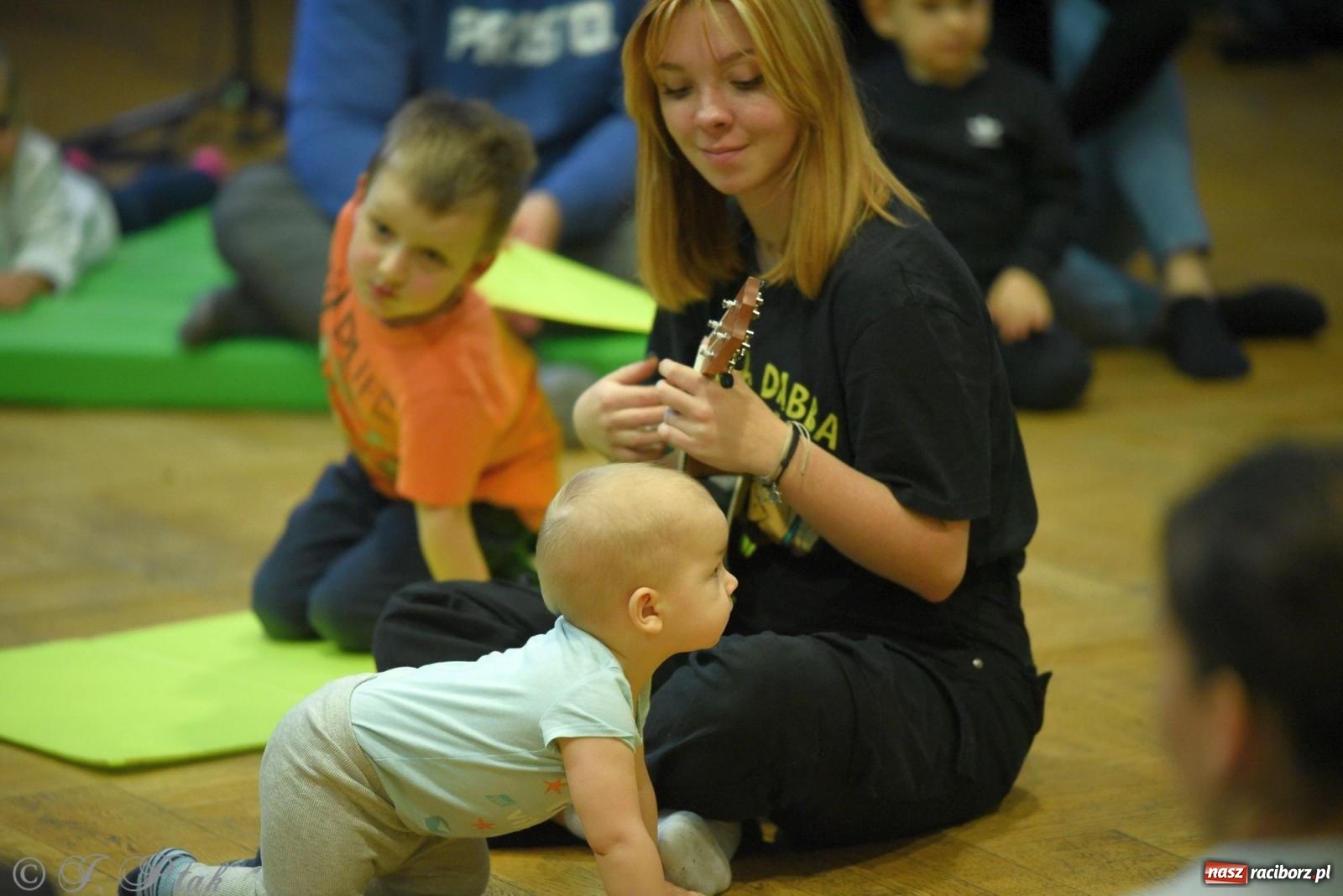 Zdjęcie w galerii na portalu naszraciborz.pl: Maluchy w krainie dźwięku i instrument niespodzianka wiadomości z regionu