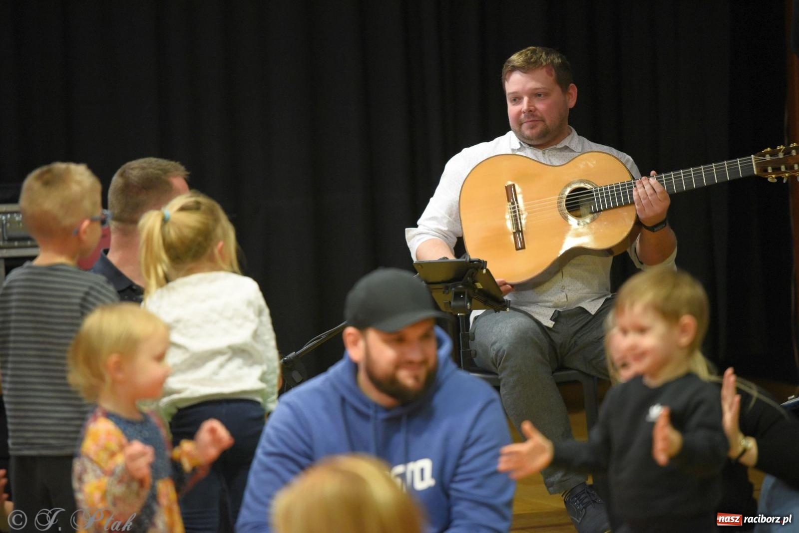Zdjęcie w galerii na portalu naszraciborz.pl: Maluchy w krainie dźwięku i instrument niespodzianka wiadomości z regionu