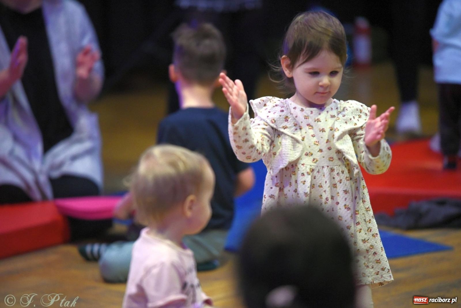 Zdjęcie w galerii na portalu naszraciborz.pl: Maluchy w krainie dźwięku i instrument niespodzianka wiadomości z regionu