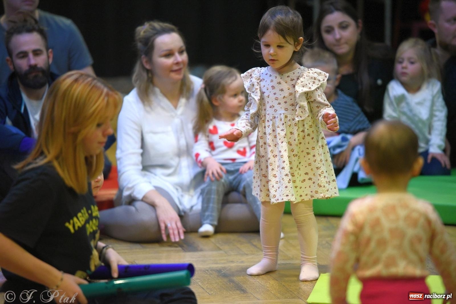 Zdjęcie w galerii na portalu naszraciborz.pl: Maluchy w krainie dźwięku i instrument niespodzianka wiadomości z regionu