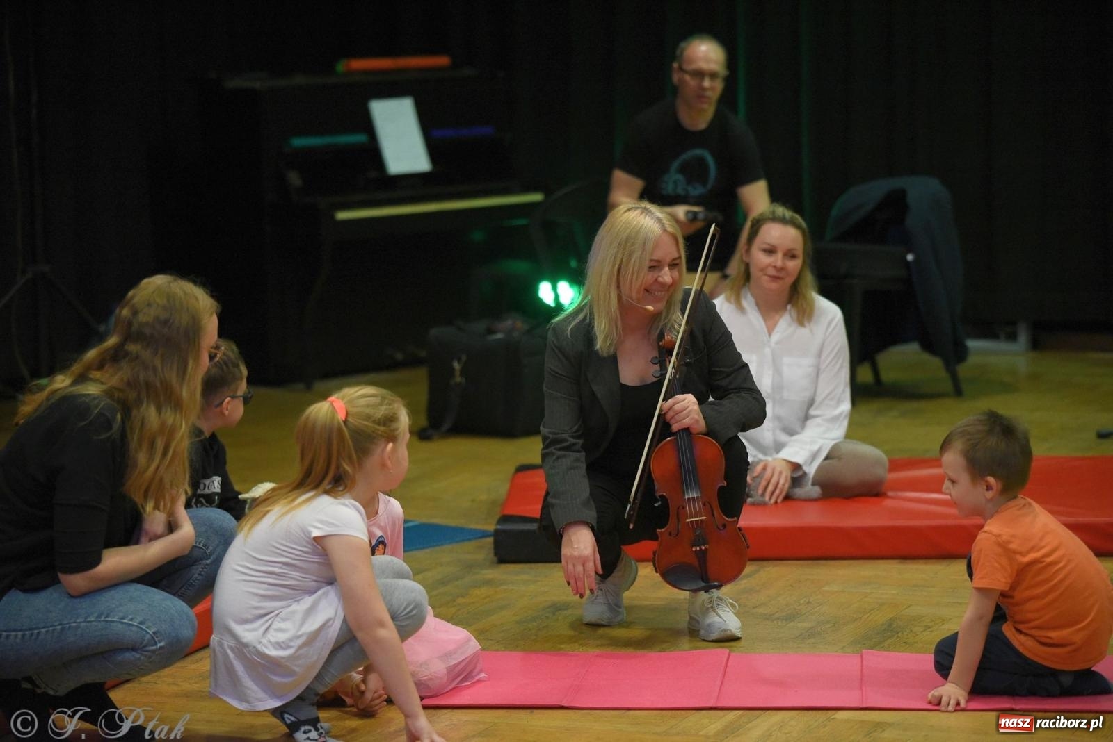 Zdjęcie w galerii na portalu naszraciborz.pl: Maluchy w krainie dźwięku i instrument niespodzianka wiadomości z regionu