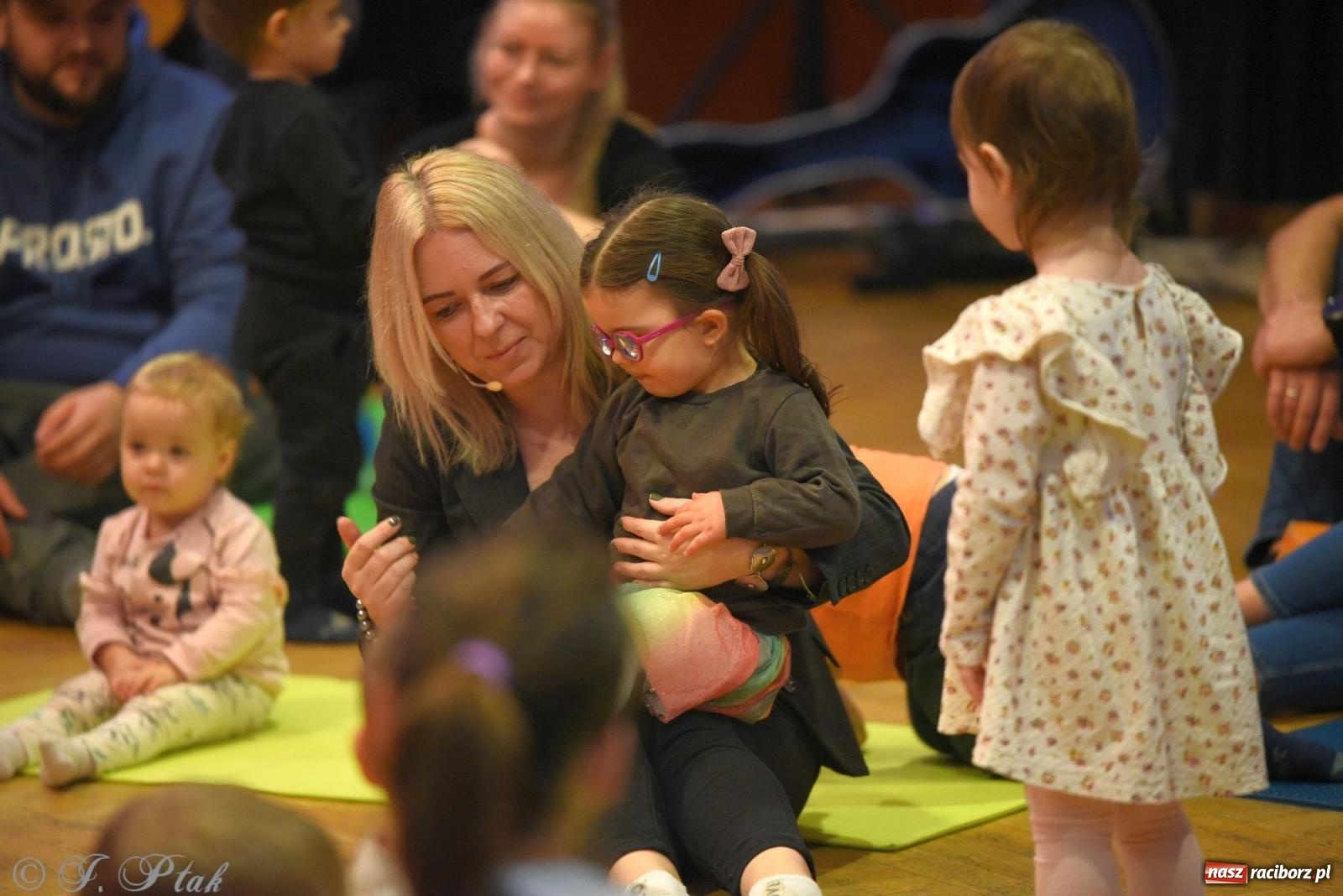 Zdjęcie w galerii na portalu naszraciborz.pl: Maluchy w krainie dźwięku i instrument niespodzianka wiadomości z regionu