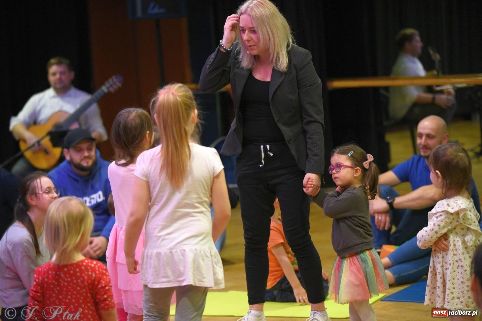 Zdjęcie w galerii na portalu naszraciborz.pl: Maluchy w krainie dźwięku i instrument niespodzianka wiadomości z regionu