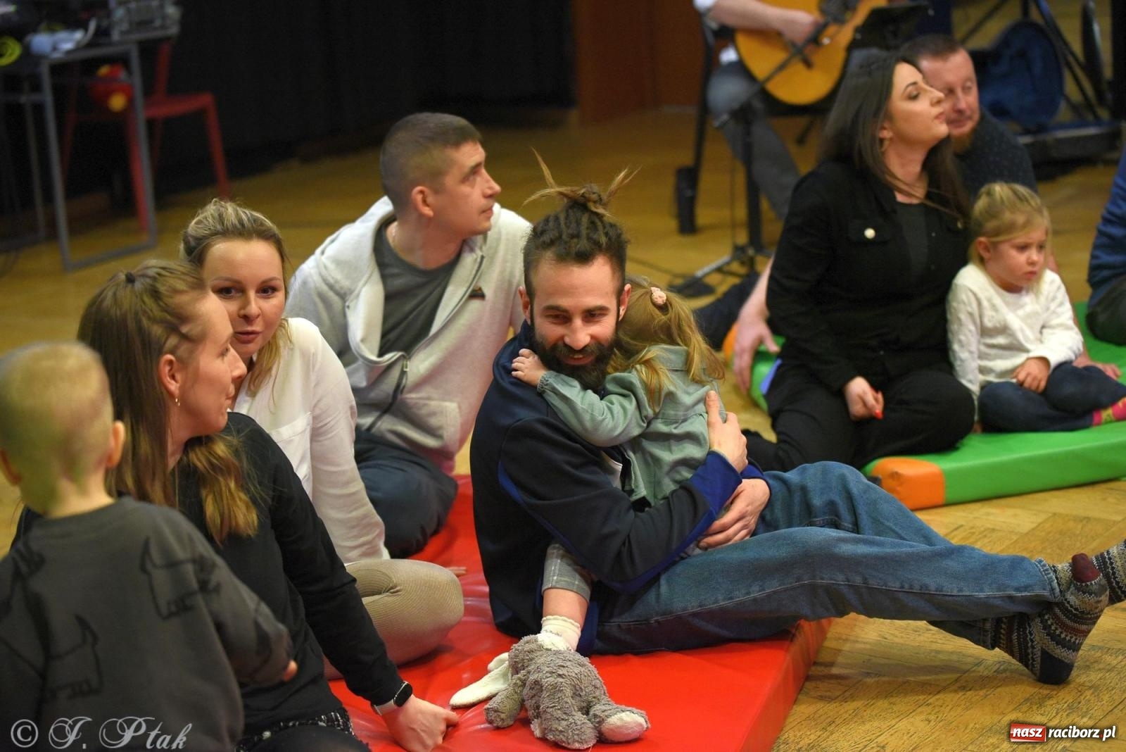 Zdjęcie w galerii na portalu naszraciborz.pl: Maluchy w krainie dźwięku i instrument niespodzianka wiadomości z regionu