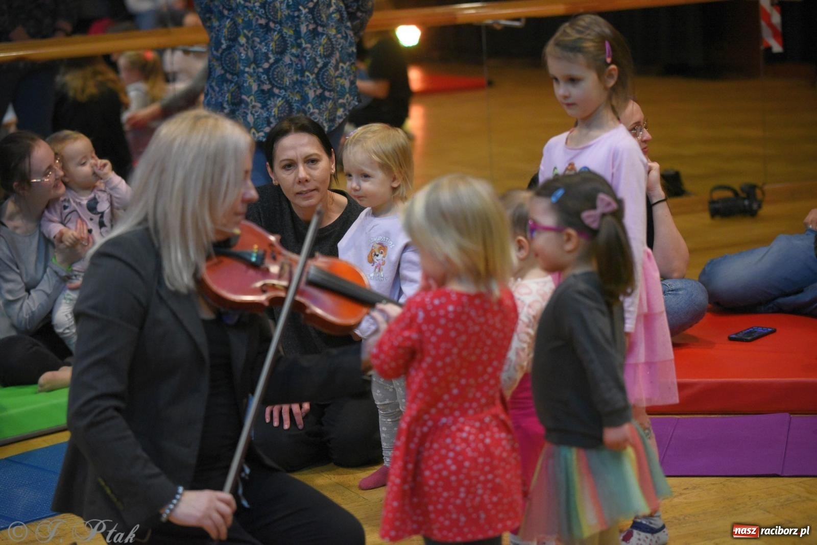 Zdjęcie w galerii na portalu naszraciborz.pl: Maluchy w krainie dźwięku i instrument niespodzianka wiadomości z regionu