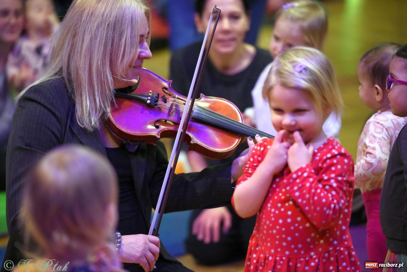 Zdjęcie w galerii na portalu naszraciborz.pl: Maluchy w krainie dźwięku i instrument niespodzianka wiadomości z regionu