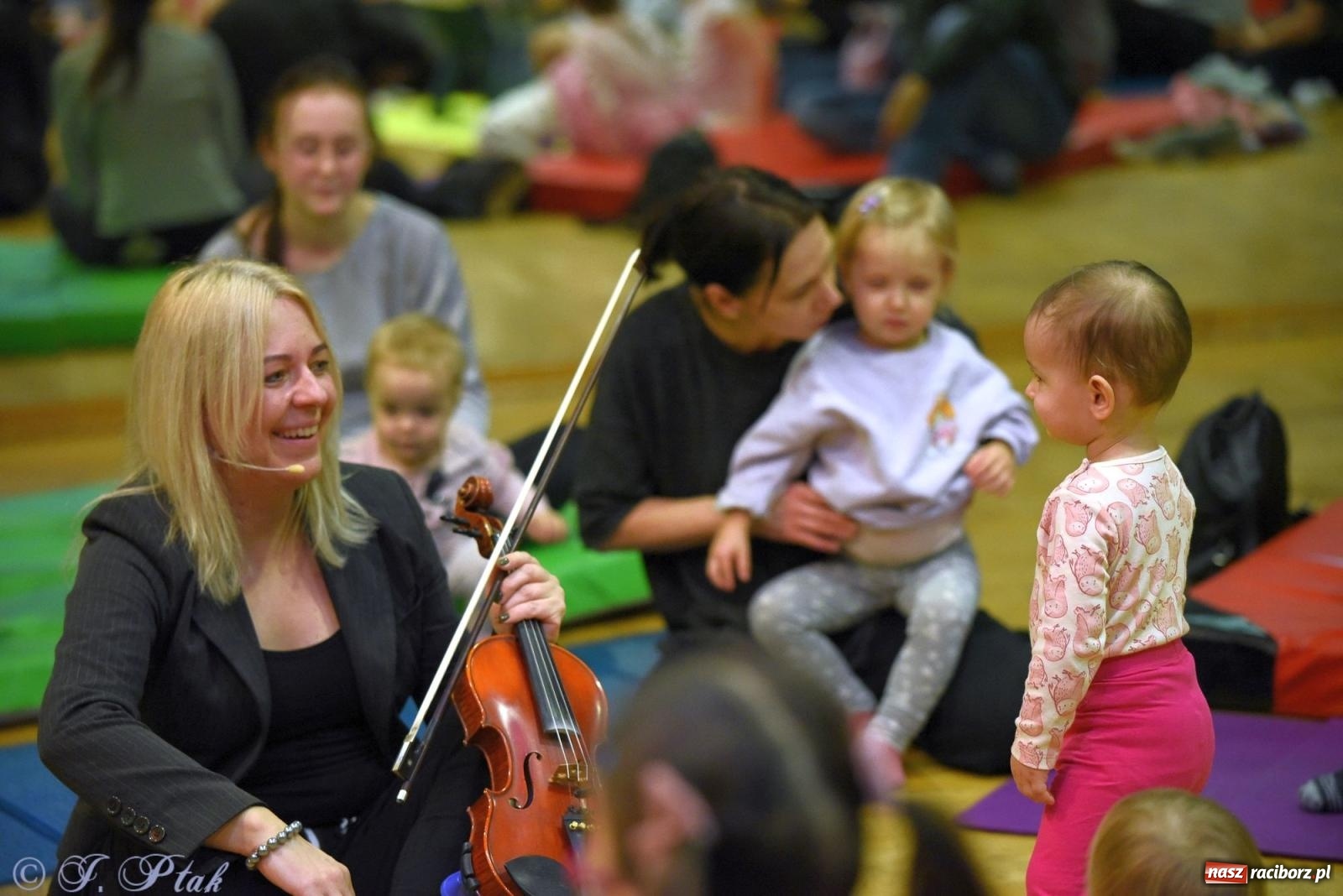 Zdjęcie w galerii na portalu naszraciborz.pl: Maluchy w krainie dźwięku i instrument niespodzianka wiadomości z regionu