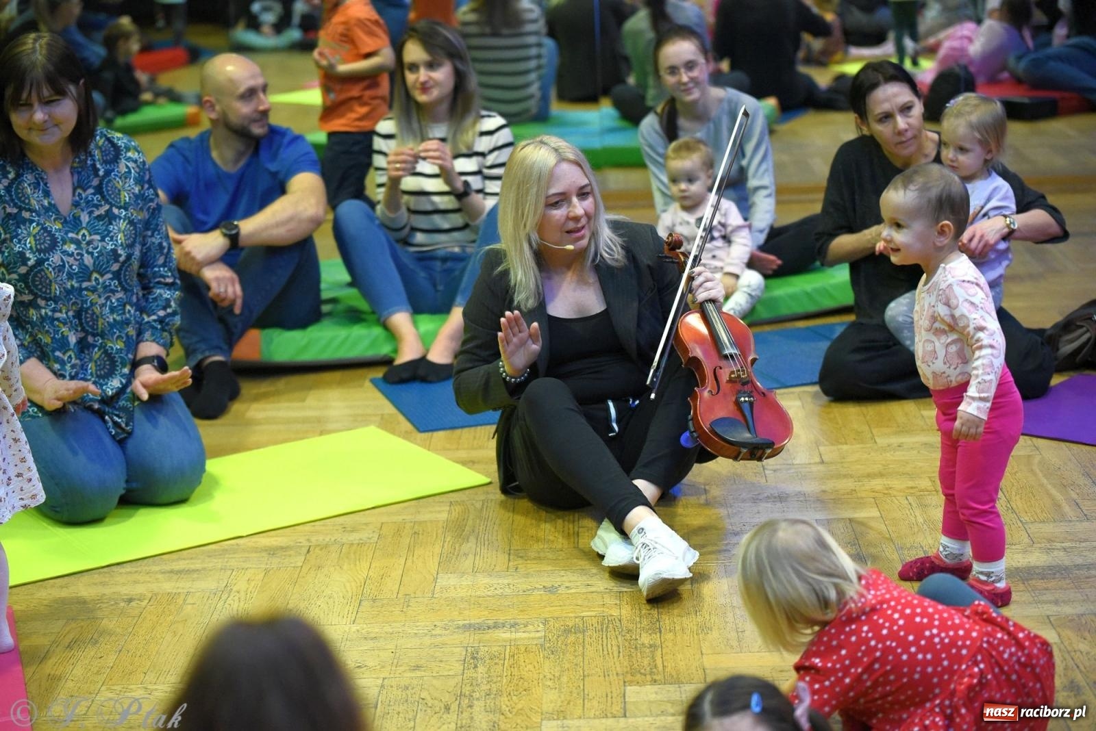 Zdjęcie w galerii na portalu naszraciborz.pl: Maluchy w krainie dźwięku i instrument niespodzianka wiadomości z regionu