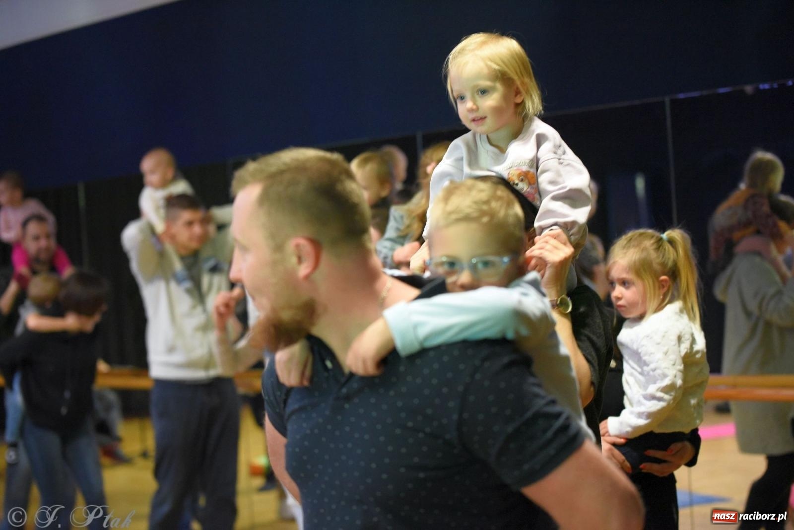 Zdjęcie w galerii na portalu naszraciborz.pl: Maluchy w krainie dźwięku i instrument niespodzianka wiadomości z regionu