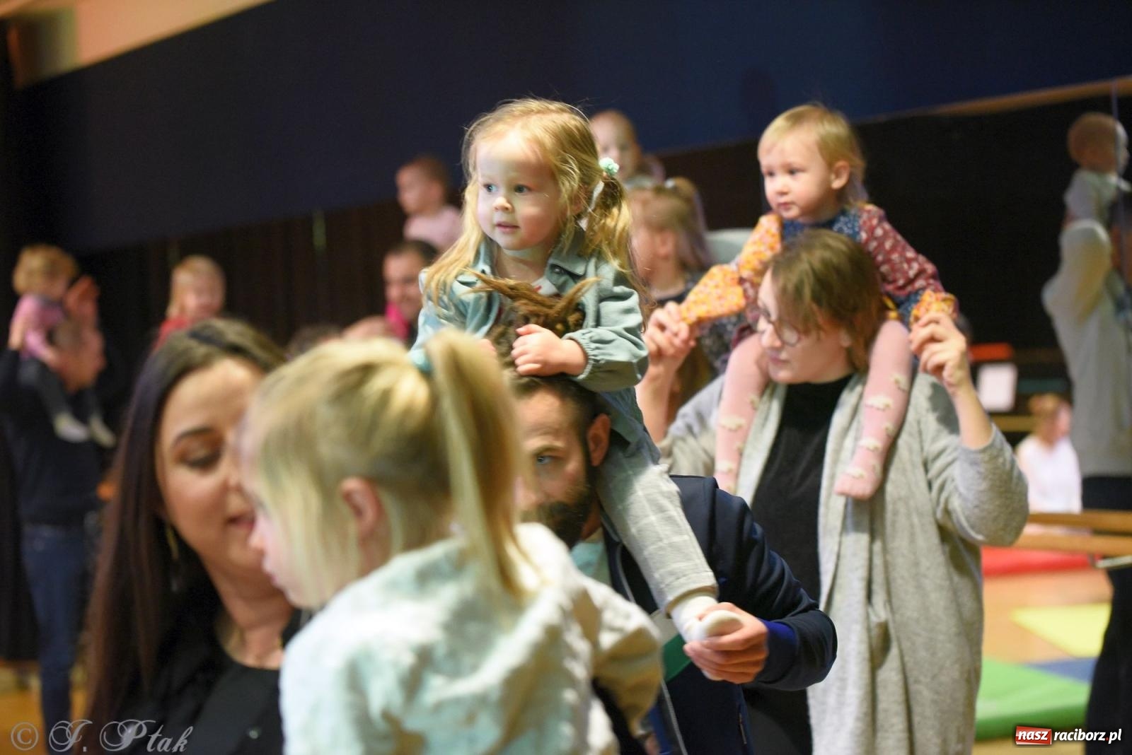 Zdjęcie w galerii na portalu naszraciborz.pl: Maluchy w krainie dźwięku i instrument niespodzianka wiadomości z regionu