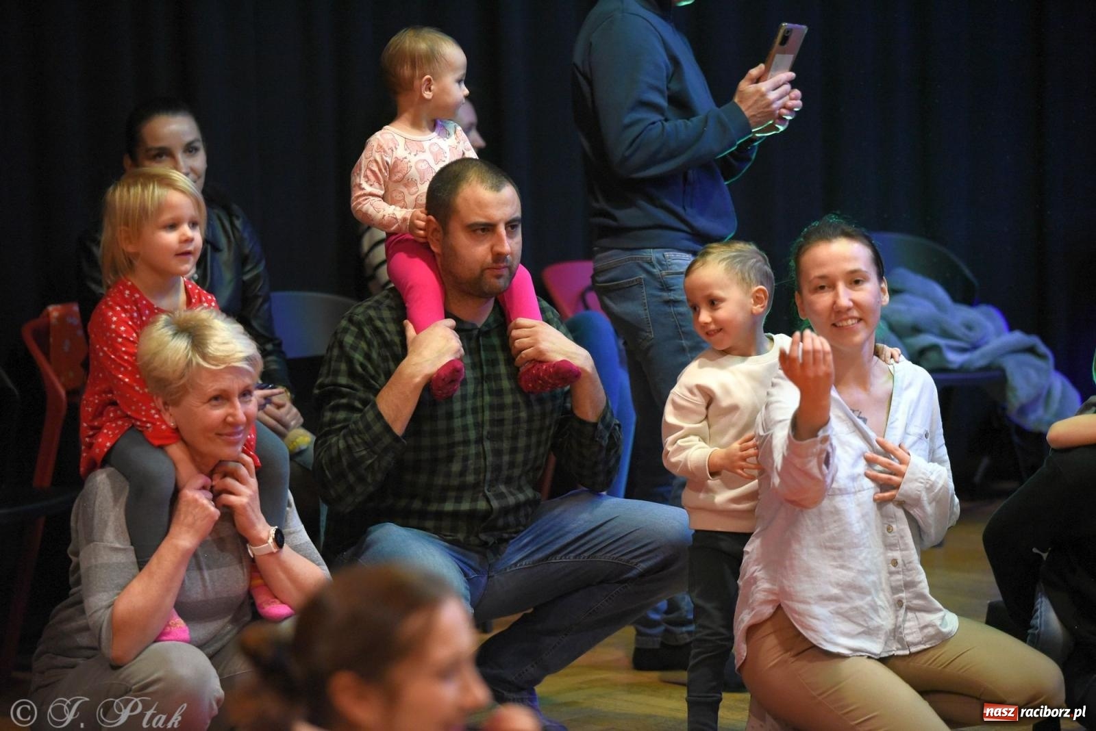 Zdjęcie w galerii na portalu naszraciborz.pl: Maluchy w krainie dźwięku i instrument niespodzianka wiadomości z regionu