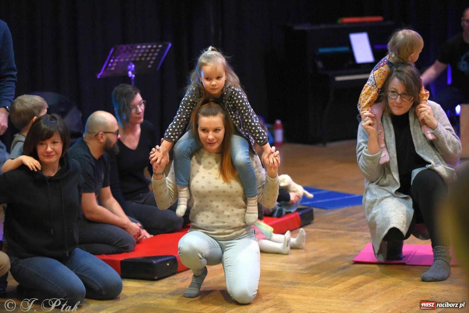 Zdjęcie w galerii na portalu naszraciborz.pl: Maluchy w krainie dźwięku i instrument niespodzianka wiadomości z regionu