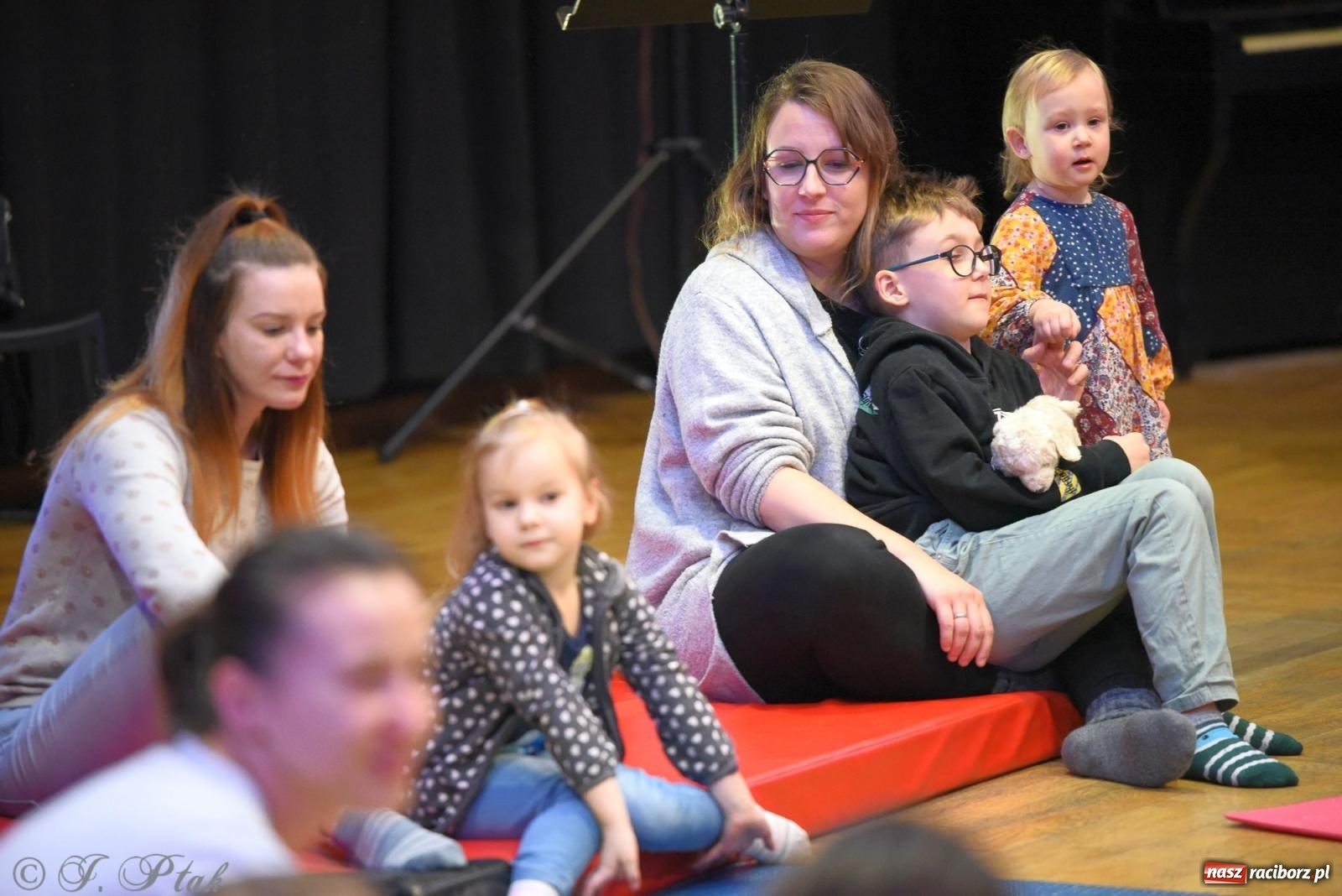 Zdjęcie w galerii na portalu naszraciborz.pl: Maluchy w krainie dźwięku i instrument niespodzianka wiadomości z regionu