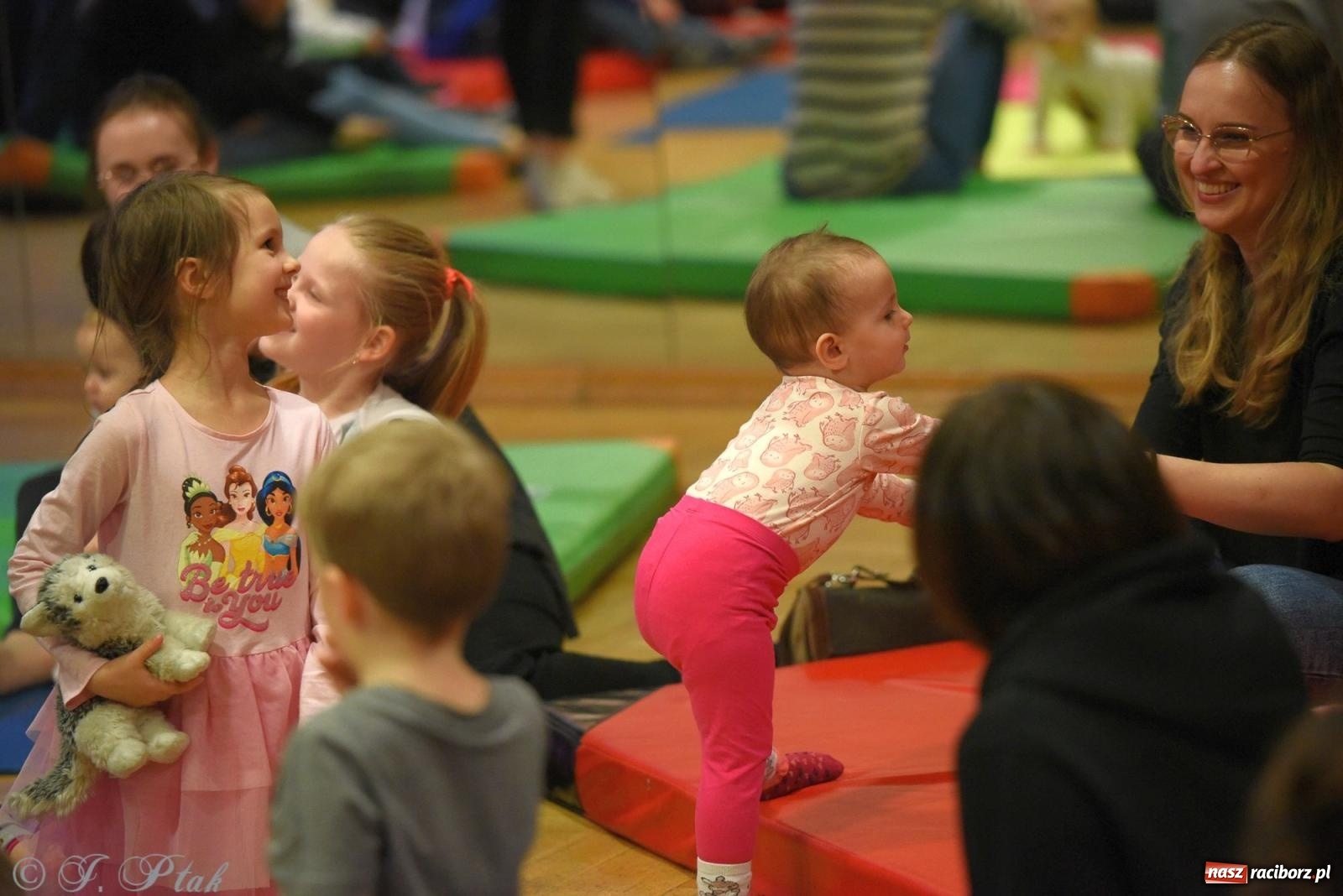 Zdjęcie w galerii na portalu naszraciborz.pl: Maluchy w krainie dźwięku i instrument niespodzianka wiadomości z regionu