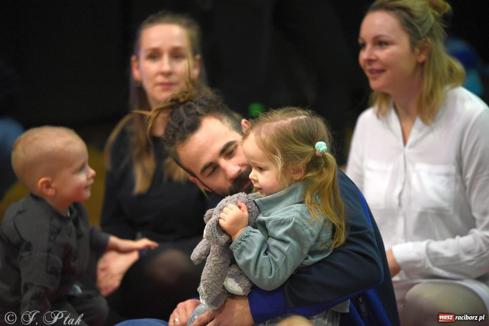 Zdjęcie w galerii na portalu naszraciborz.pl: Maluchy w krainie dźwięku i instrument niespodzianka wiadomości z regionu