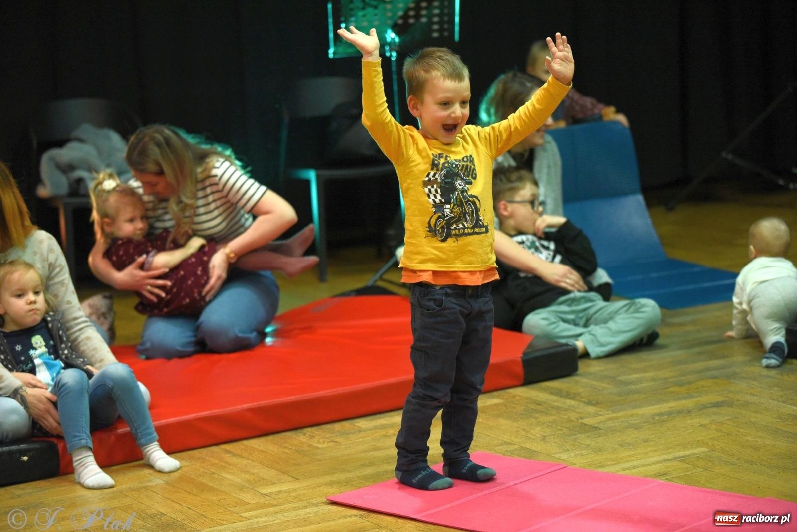 Zdjęcie w galerii na portalu naszraciborz.pl: Maluchy w krainie dźwięku i instrument niespodzianka wiadomości z regionu