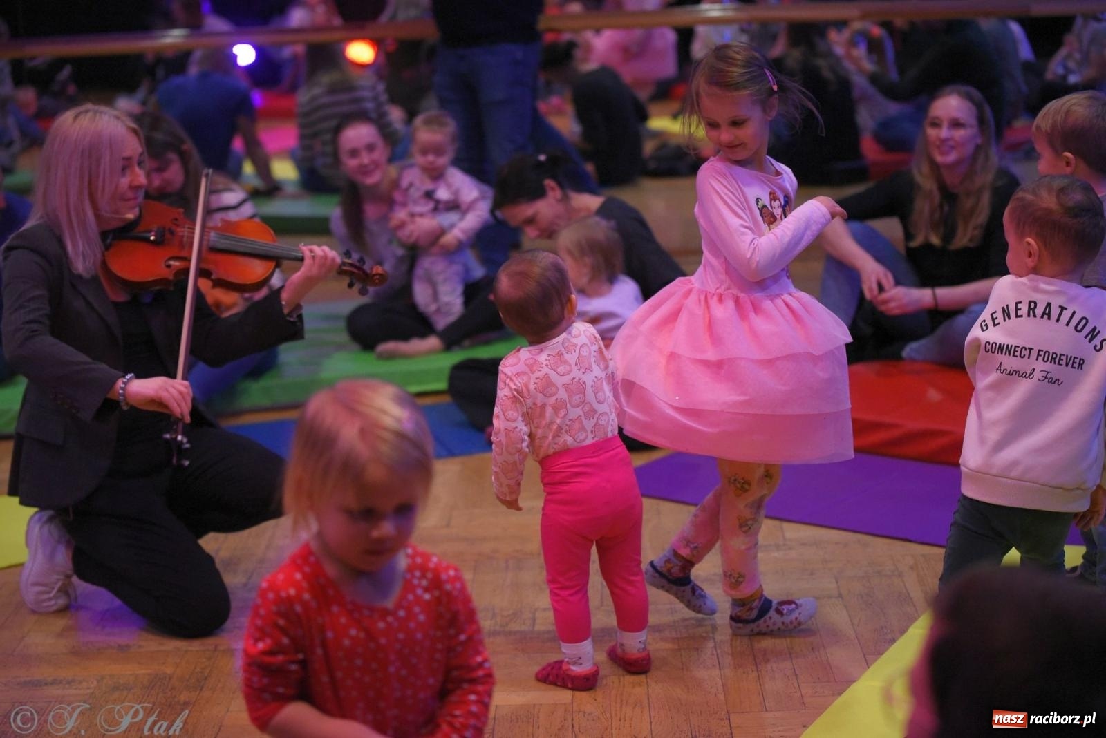 Zdjęcie w galerii na portalu naszraciborz.pl: Maluchy w krainie dźwięku i instrument niespodzianka wiadomości z regionu
