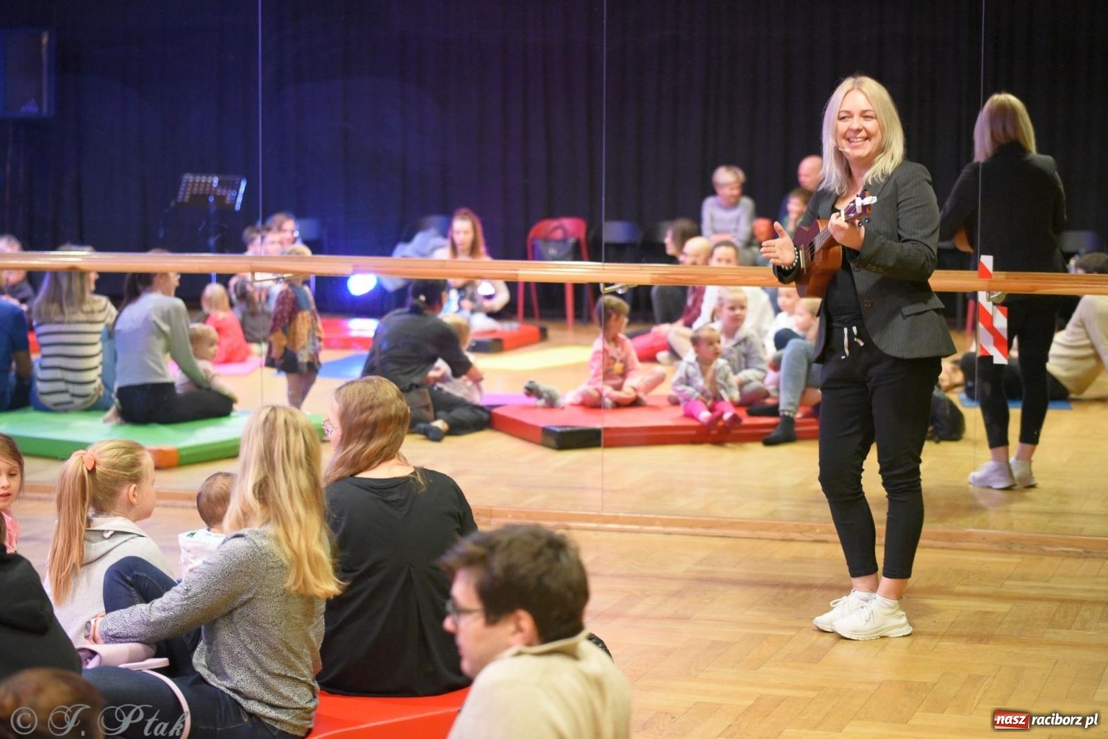 Zdjęcie w galerii na portalu naszraciborz.pl: Maluchy w krainie dźwięku i instrument niespodzianka wiadomości z regionu