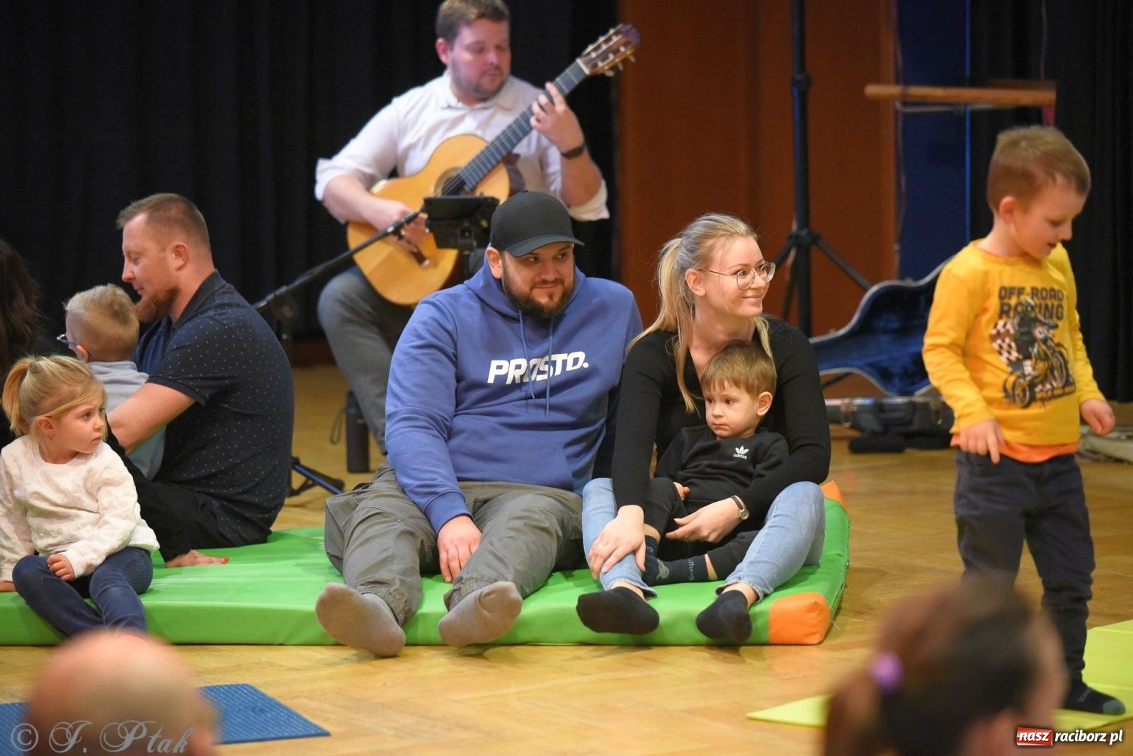Zdjęcie w galerii na portalu naszraciborz.pl: Maluchy w krainie dźwięku i instrument niespodzianka wiadomości z regionu