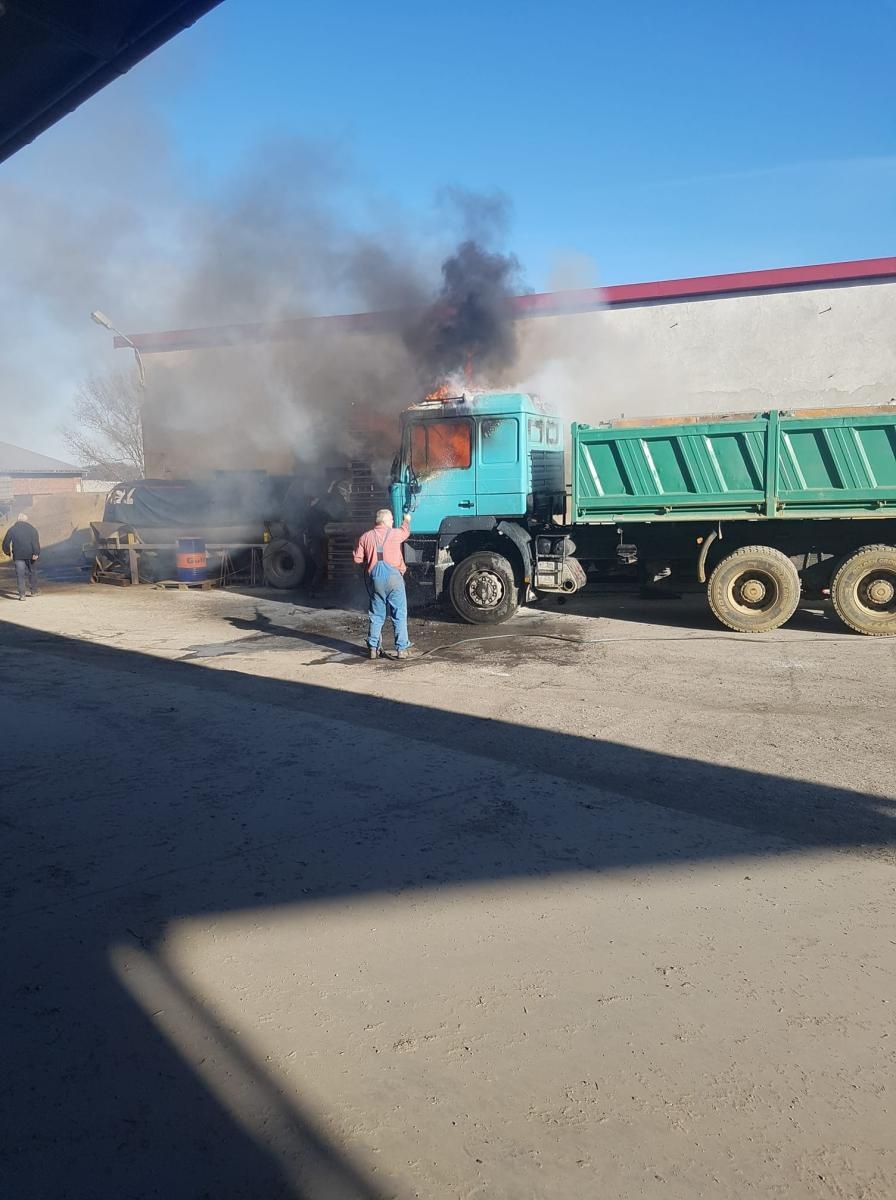 Zdjęcie w galerii na portalu naszraciborz.pl: Ciężarówka w ogniu w Pawłowie wiadomości z regionu