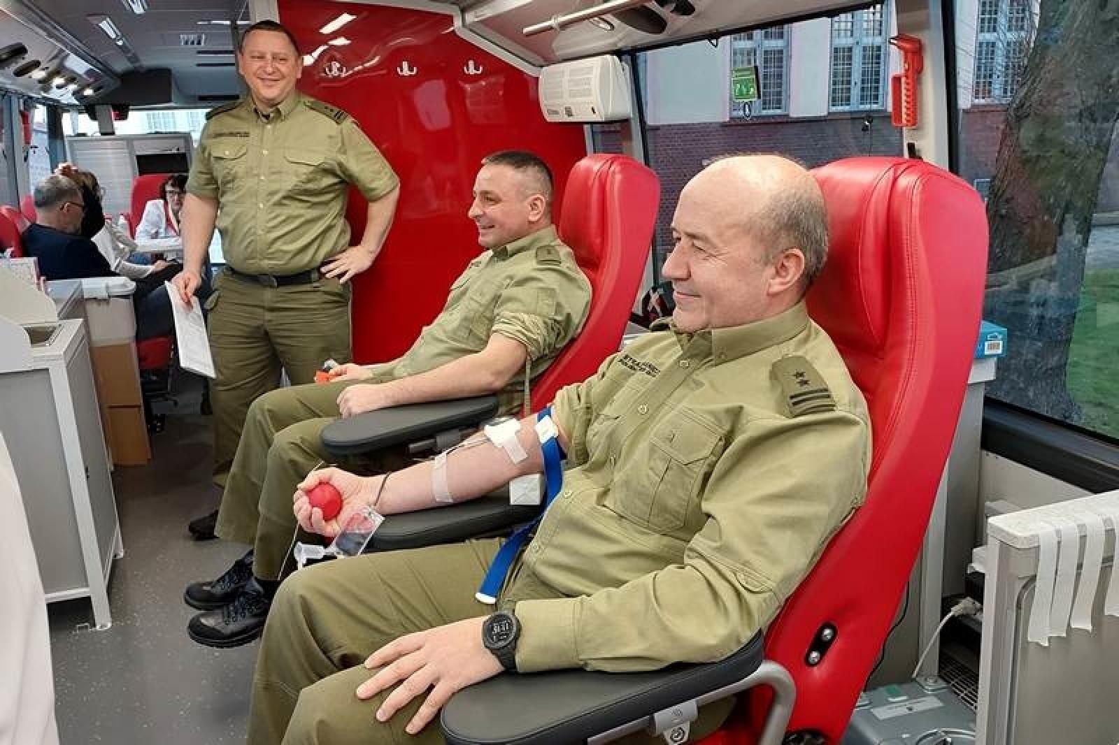 Zdjęcie w galerii na portalu naszraciborz.pl: Śląscy pogranicznicy nie żałują krwi wiadomości z regionu