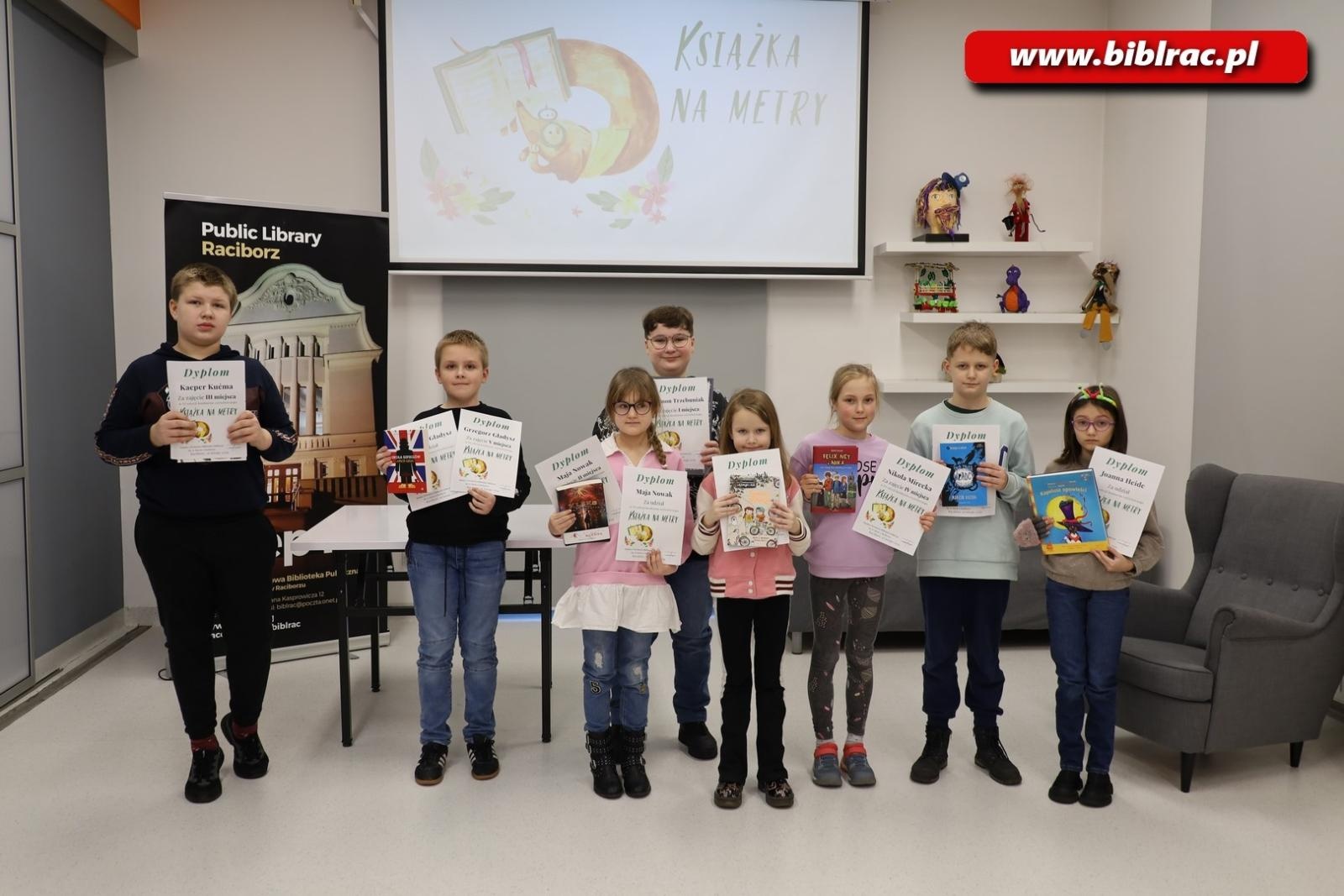 Zdjęcie w galerii na portalu naszraciborz.pl: Ponad 5 metrów wypożyczonych książek! W bibliotece podsumowano konkurs Książka na metry wiadomości z regionu