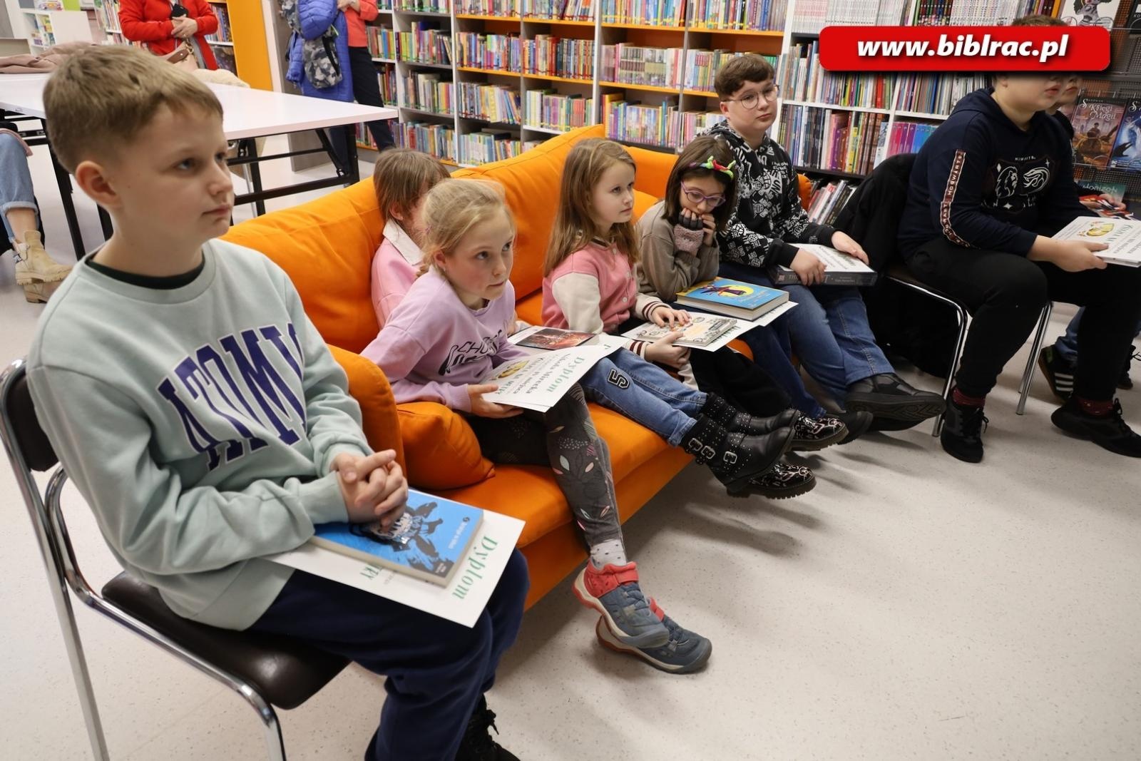 Zdjęcie w galerii na portalu naszraciborz.pl: Ponad 5 metrów wypożyczonych książek! W bibliotece podsumowano konkurs Książka na metry wiadomości z regionu