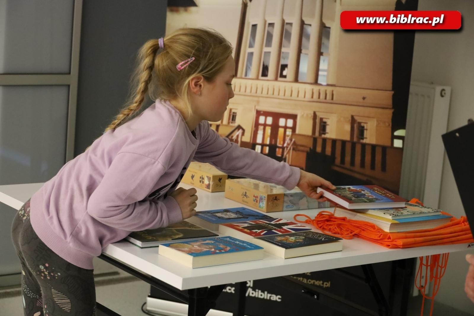 Zdjęcie w galerii na portalu naszraciborz.pl: Ponad 5 metrów wypożyczonych książek! W bibliotece podsumowano konkurs Książka na metry wiadomości z regionu