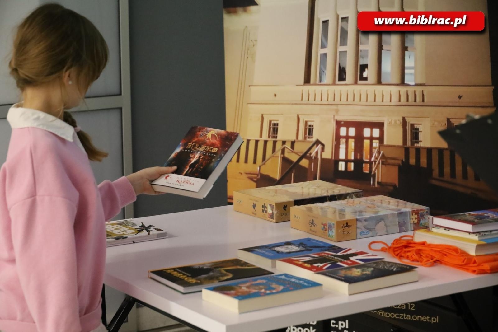 Zdjęcie w galerii na portalu naszraciborz.pl: Ponad 5 metrów wypożyczonych książek! W bibliotece podsumowano konkurs Książka na metry wiadomości z regionu