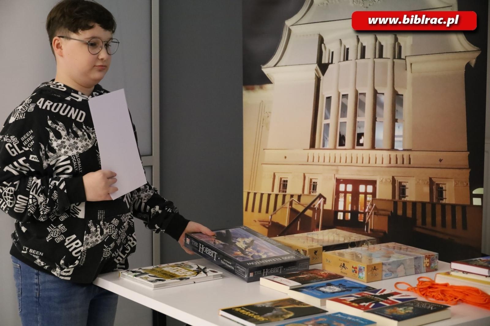 Zdjęcie w galerii na portalu naszraciborz.pl: Ponad 5 metrów wypożyczonych książek! W bibliotece podsumowano konkurs Książka na metry wiadomości z regionu