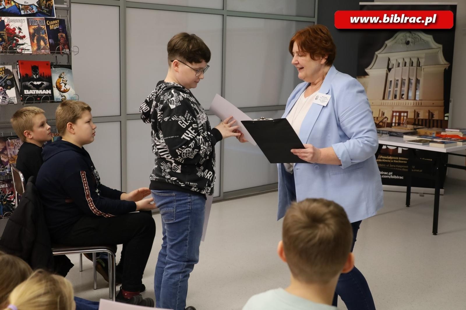 Zdjęcie w galerii na portalu naszraciborz.pl: Ponad 5 metrów wypożyczonych książek! W bibliotece podsumowano konkurs Książka na metry wiadomości z regionu