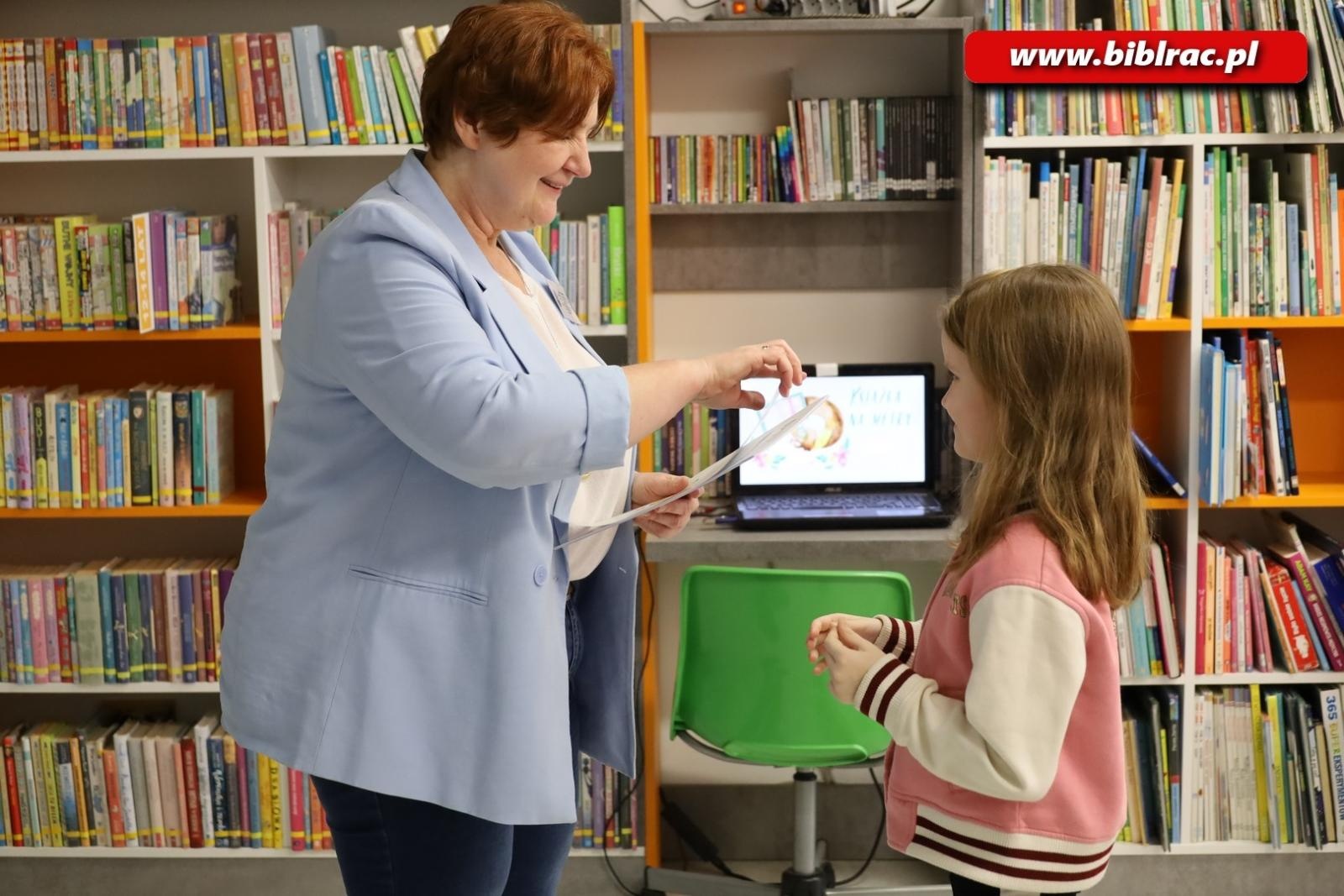 Zdjęcie w galerii na portalu naszraciborz.pl: Ponad 5 metrów wypożyczonych książek! W bibliotece podsumowano konkurs Książka na metry wiadomości z regionu