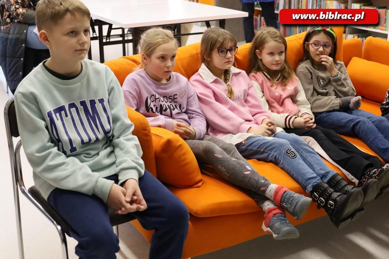 Zdjęcie w galerii na portalu naszraciborz.pl: Ponad 5 metrów wypożyczonych książek! W bibliotece podsumowano konkurs Książka na metry wiadomości z regionu